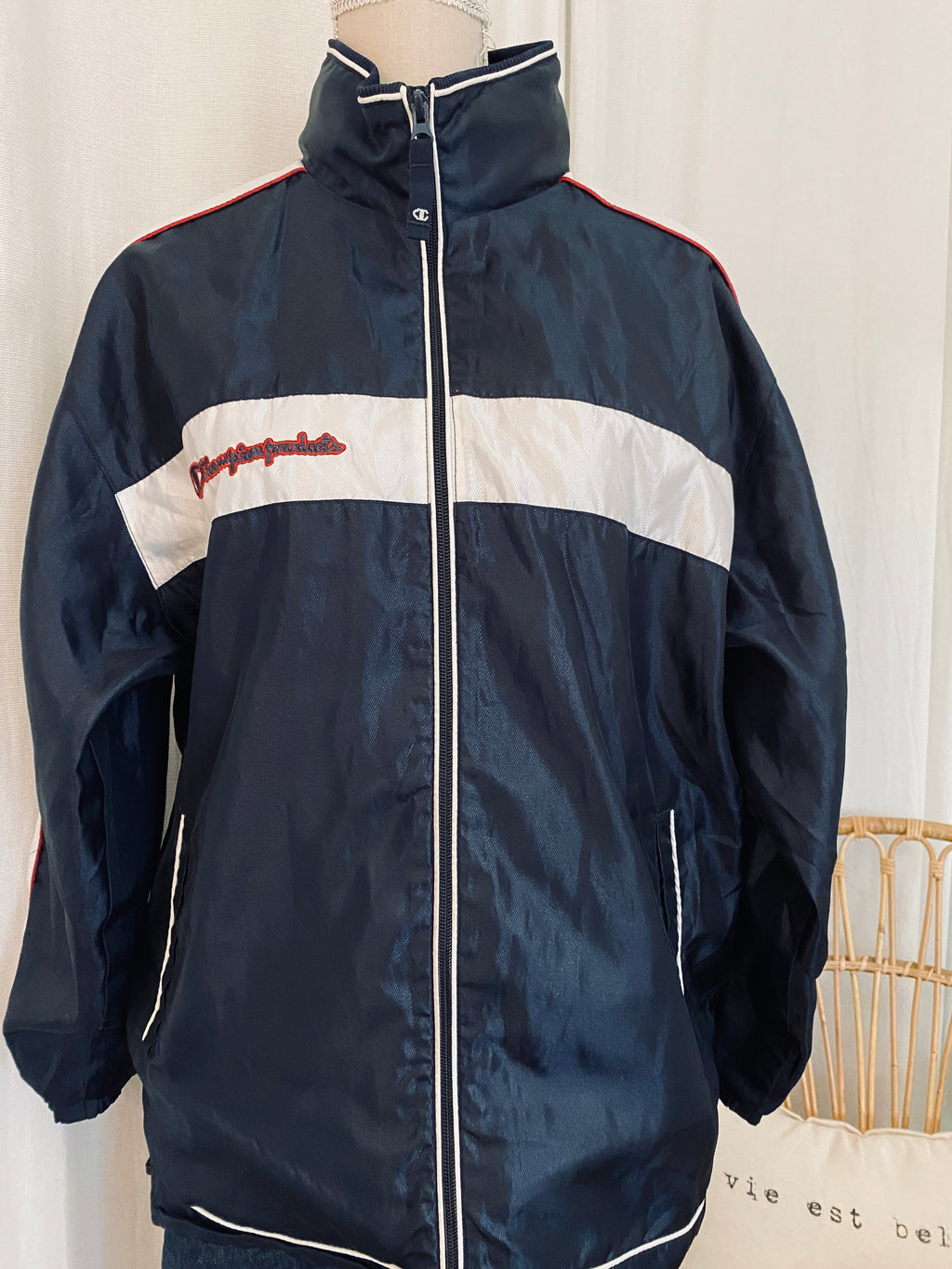 Veste Champion Products USA Vintage 90's oversize marine & blanc – vue de face avec logo poitrine rouge et bleu sur bande blanche – S JASPO – seconde main