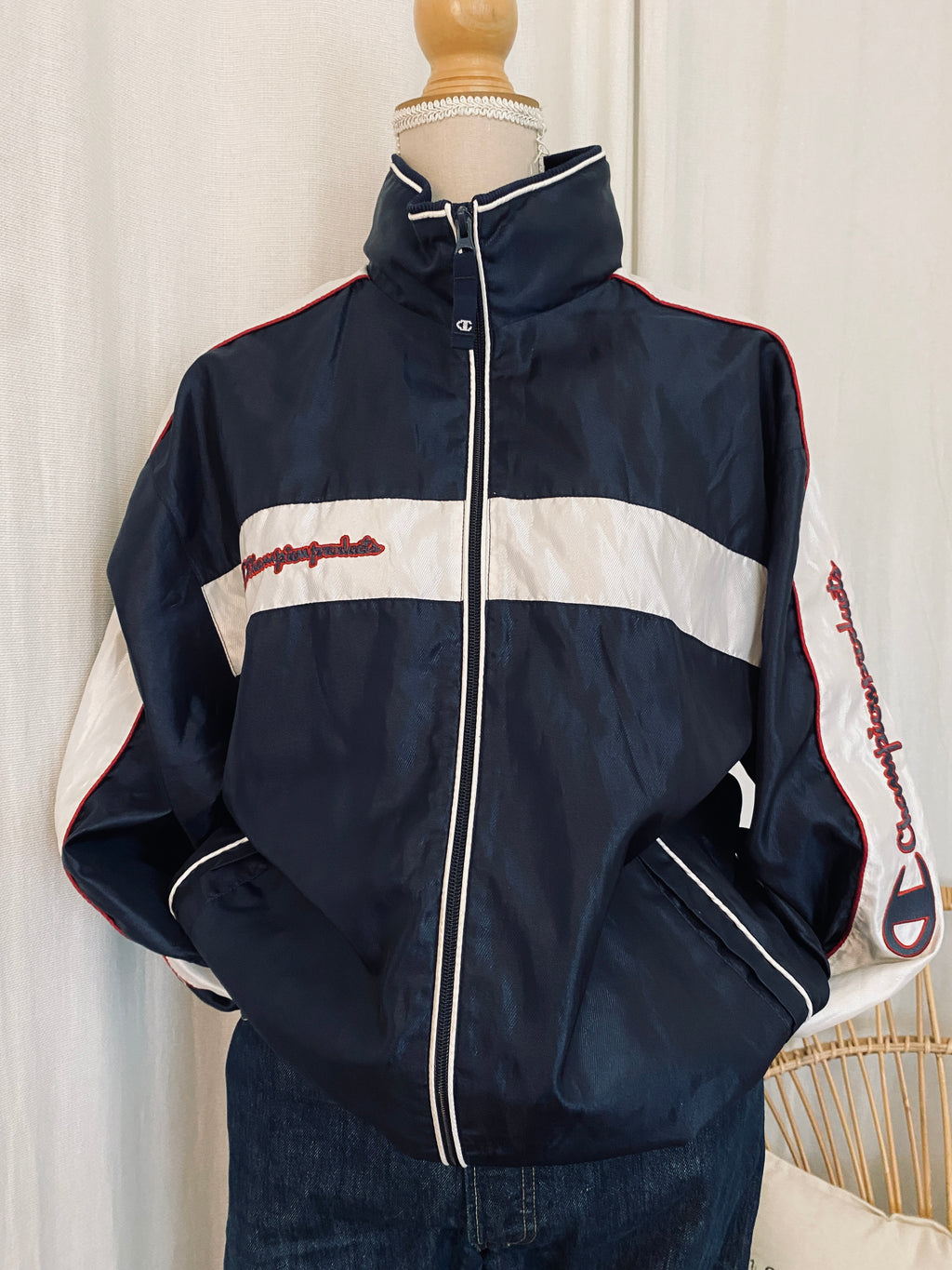 Veste Champion Products USA Vintage 90's oversize marine & blanc – vue de face autre disposition des manches – S JASPO – seconde main