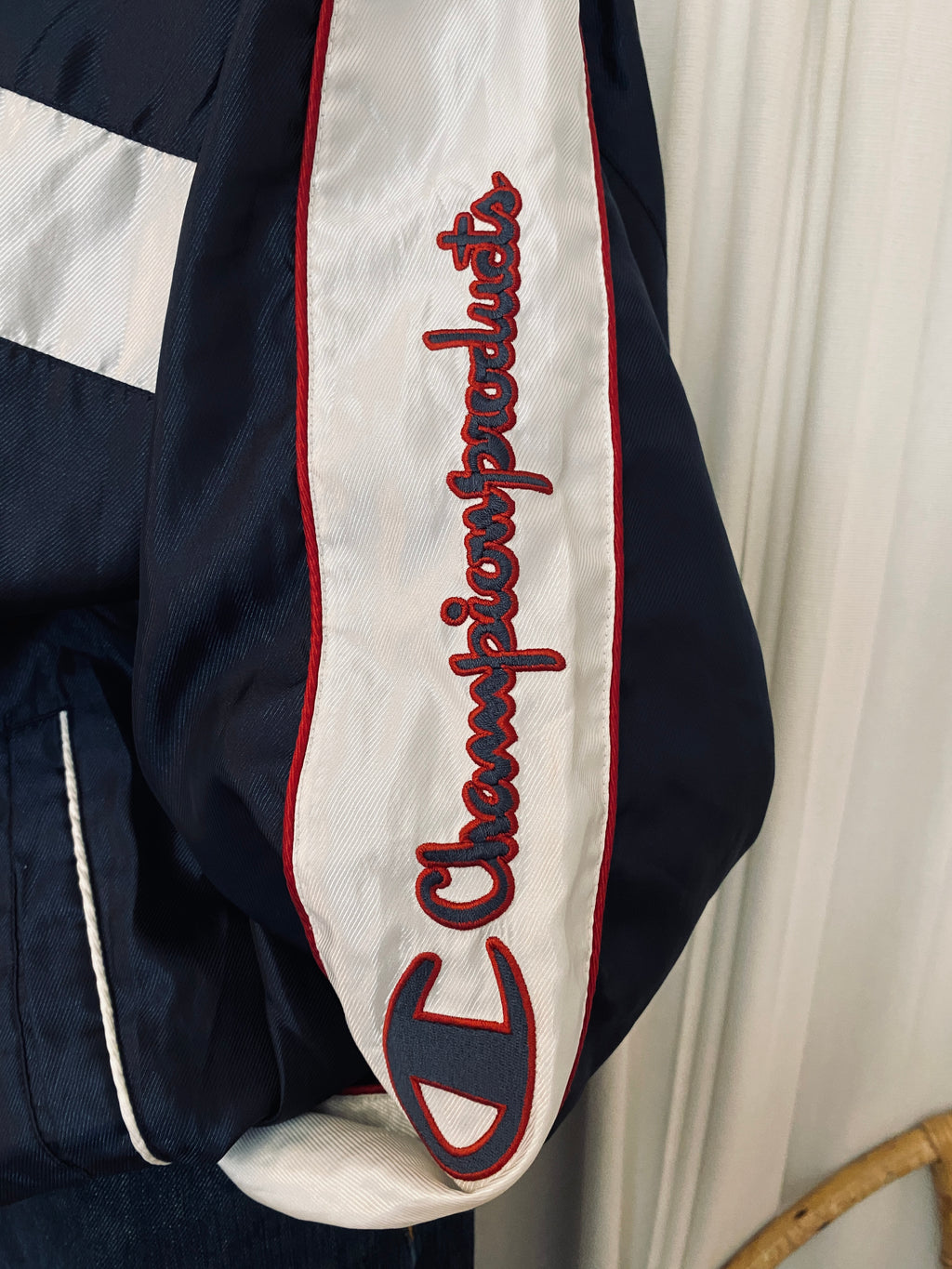 Veste Champion Products USA Vintage 90's – détail logo manche gauche vue latérale – marine & blanc – S JASPO – seconde main