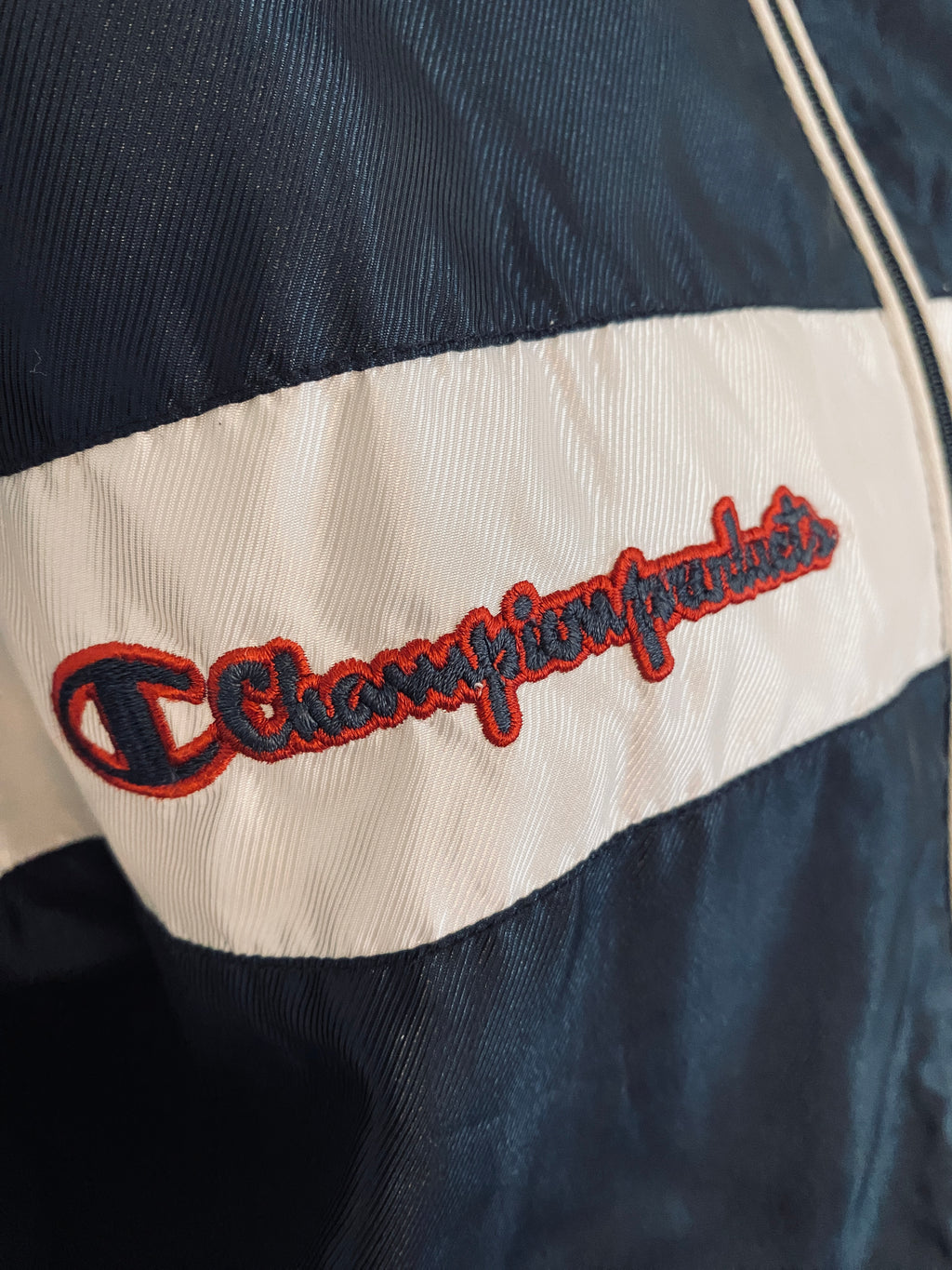 Veste Champion Products USA Vintage 90's – détail logo poitrine vue de face – marine & blanc – S JASPO – seconde main