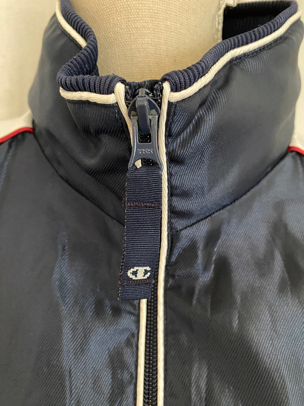 Veste Champion Products USA Vintage 90's – détail fermeture éclair et languette vue de face – marine & blanc – S JASPO – seconde main