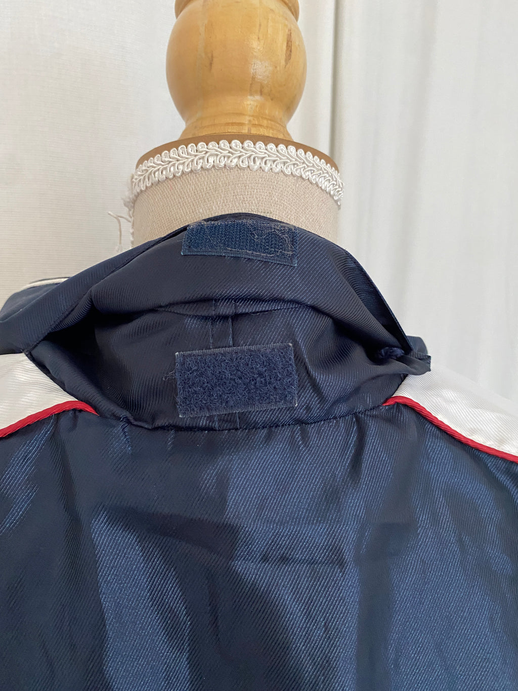  Veste Champion Products USA Vintage 90's – détail scratch rangement capuche dans le col vue de dos – marine & blanc – S JASPO – seconde main