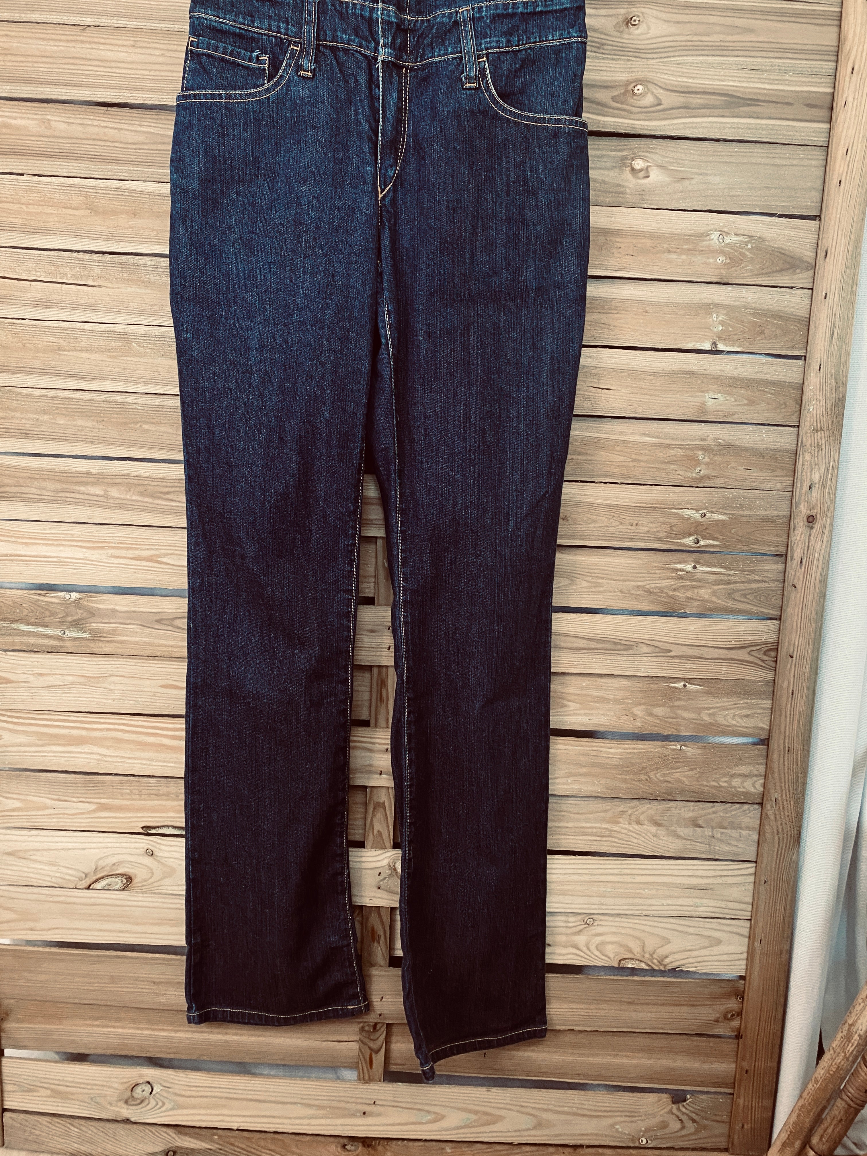 Combinaison jean Levi's dégriffée – focus bas de la combinaison vue de face – taille 32/34 – seconde main
