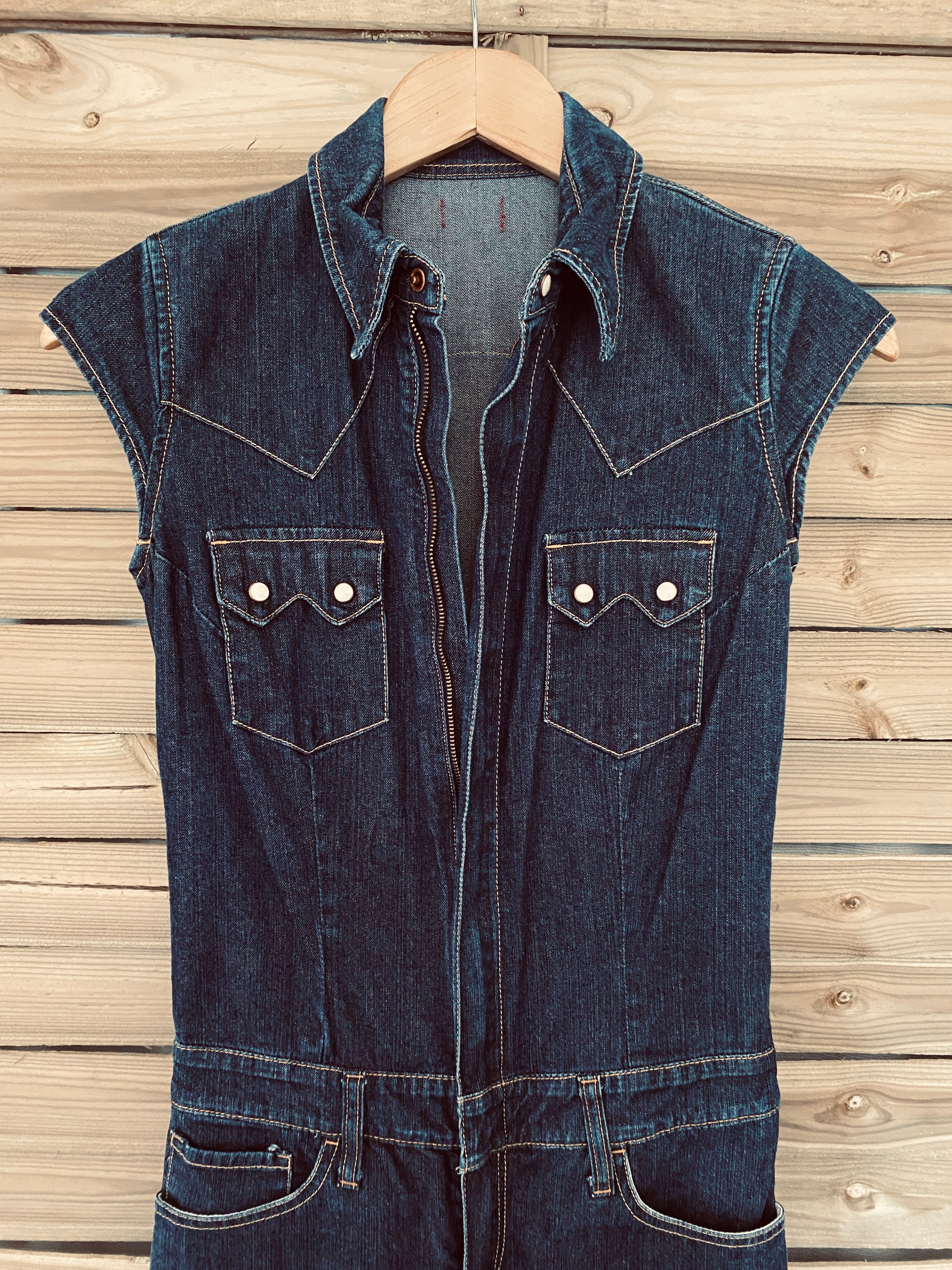 Combinaison jean Levi's dégriffée – vue de face sur cintre, focus buste, détail pressions, coutures et fermeture éclair – taille 32/34 – seconde main