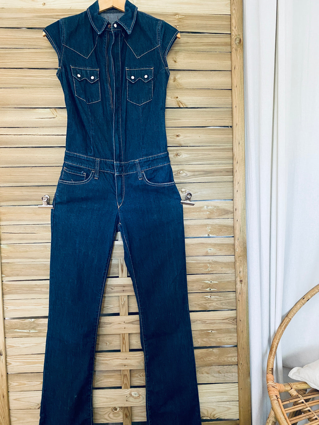 Combinaison jean Levi's dégriffée – vue intégrale de face bassin ouvert – taille 32/34 – seconde main