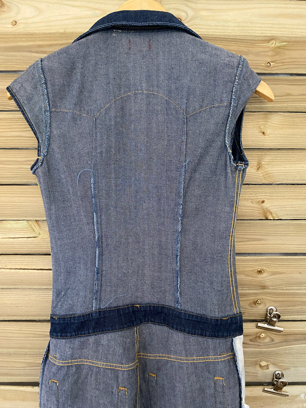 Combinaison jean Levi's dégriffée – vue intérieure focus coutures de reprise du dos – taille 32/34 – seconde main