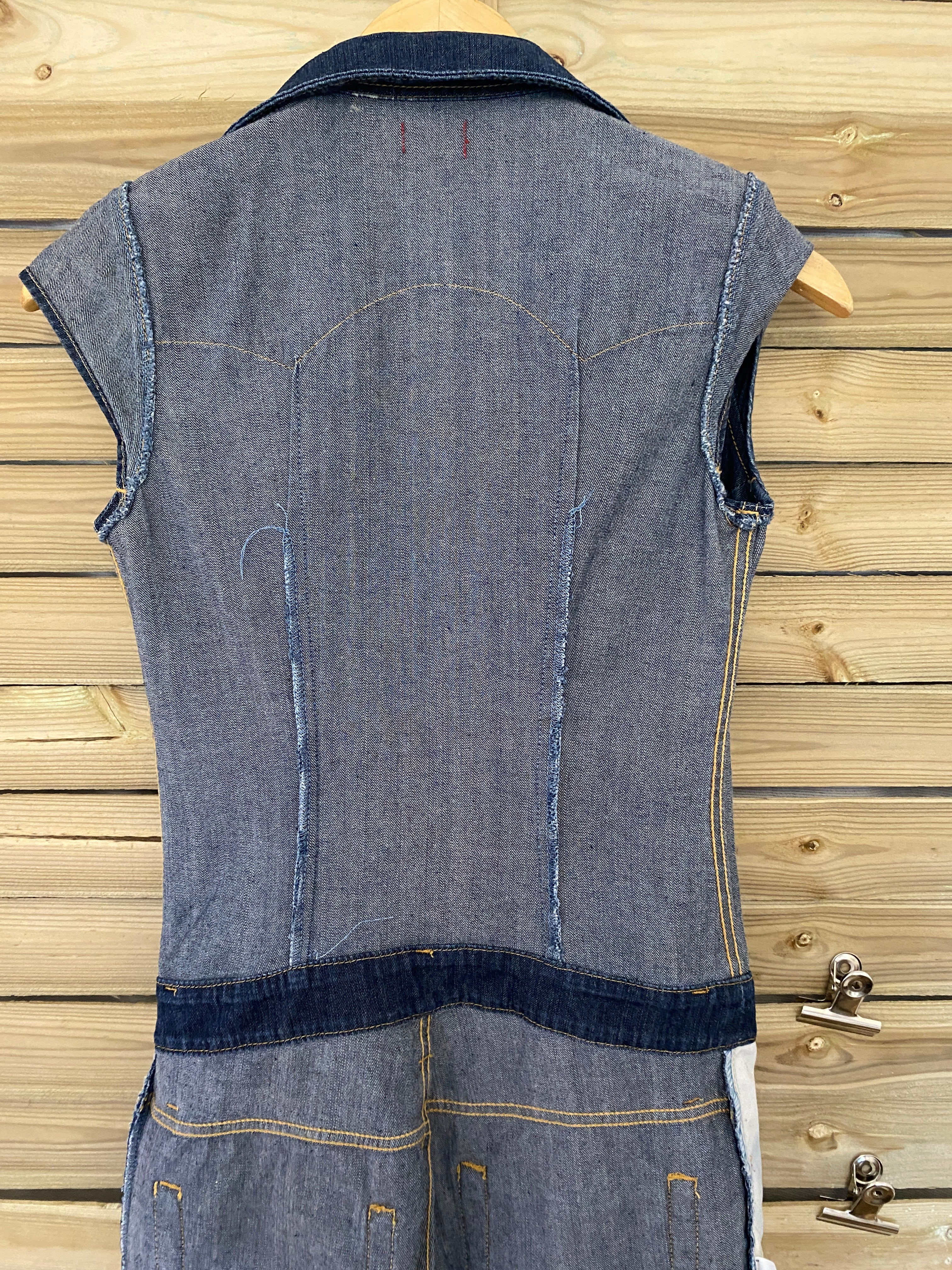 Combinaison jean Levi's dégriffée – vue intérieure focus coutures de reprise du dos – taille 32/34 – seconde main