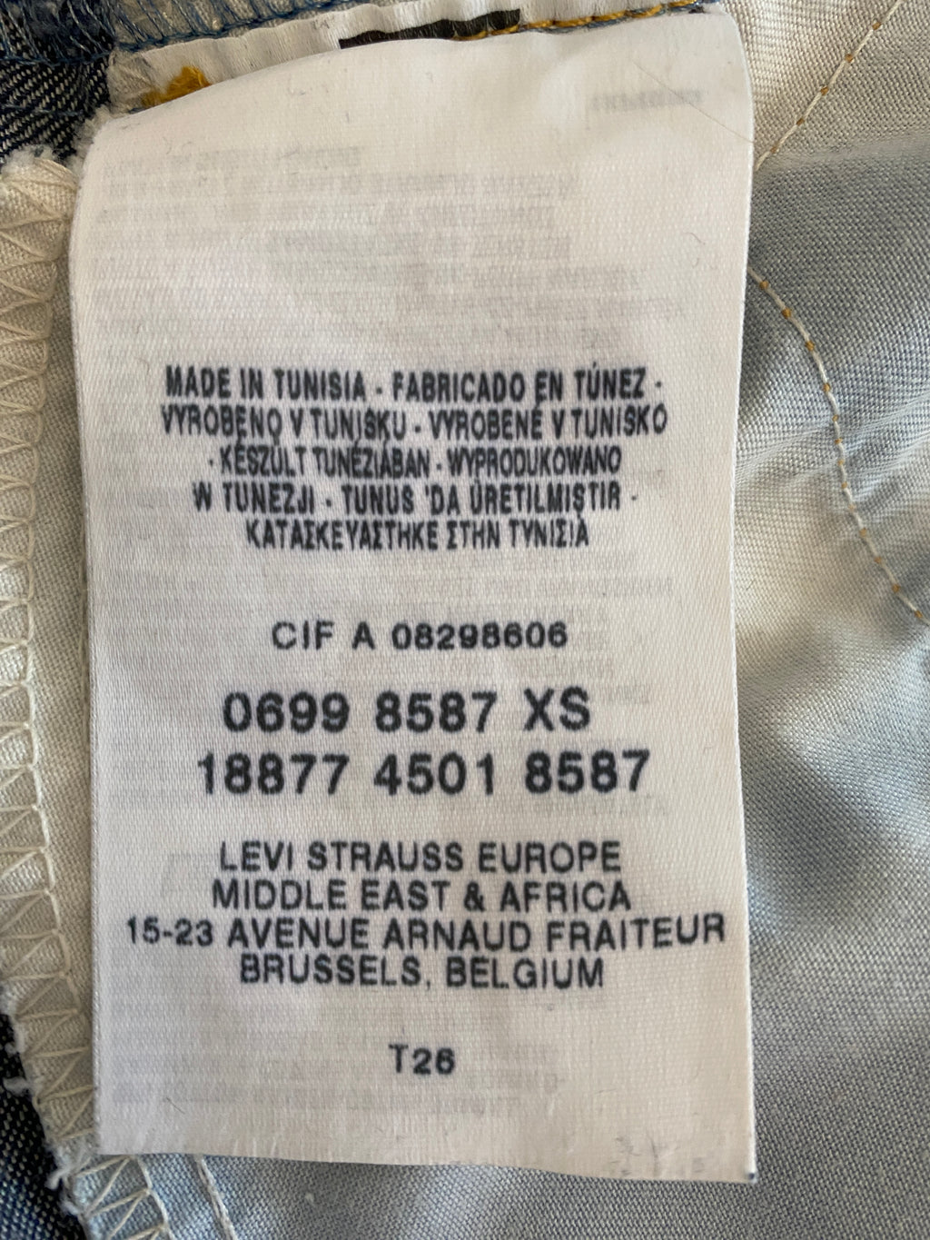 Combinaison jean Levi's dégriffée – détail étiquette intérieure portant la marque Levi's – taille 32/34 – seconde main