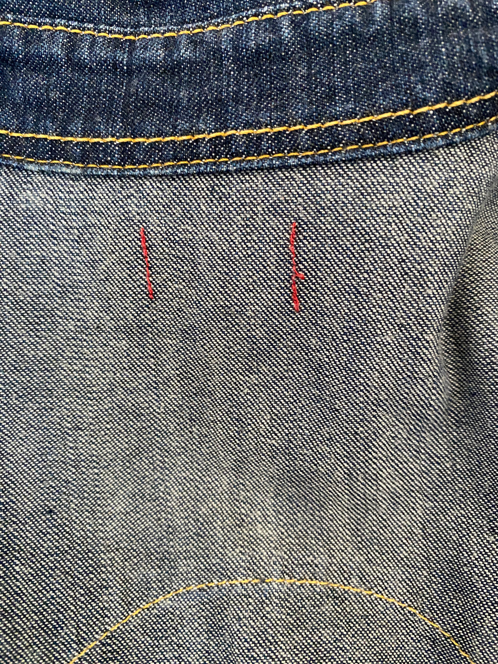 Combinaison jean Levi's dégriffée – vue intérieure focus coutures rouges vestiges étiquette Levi's – taille 32/34 – seconde main