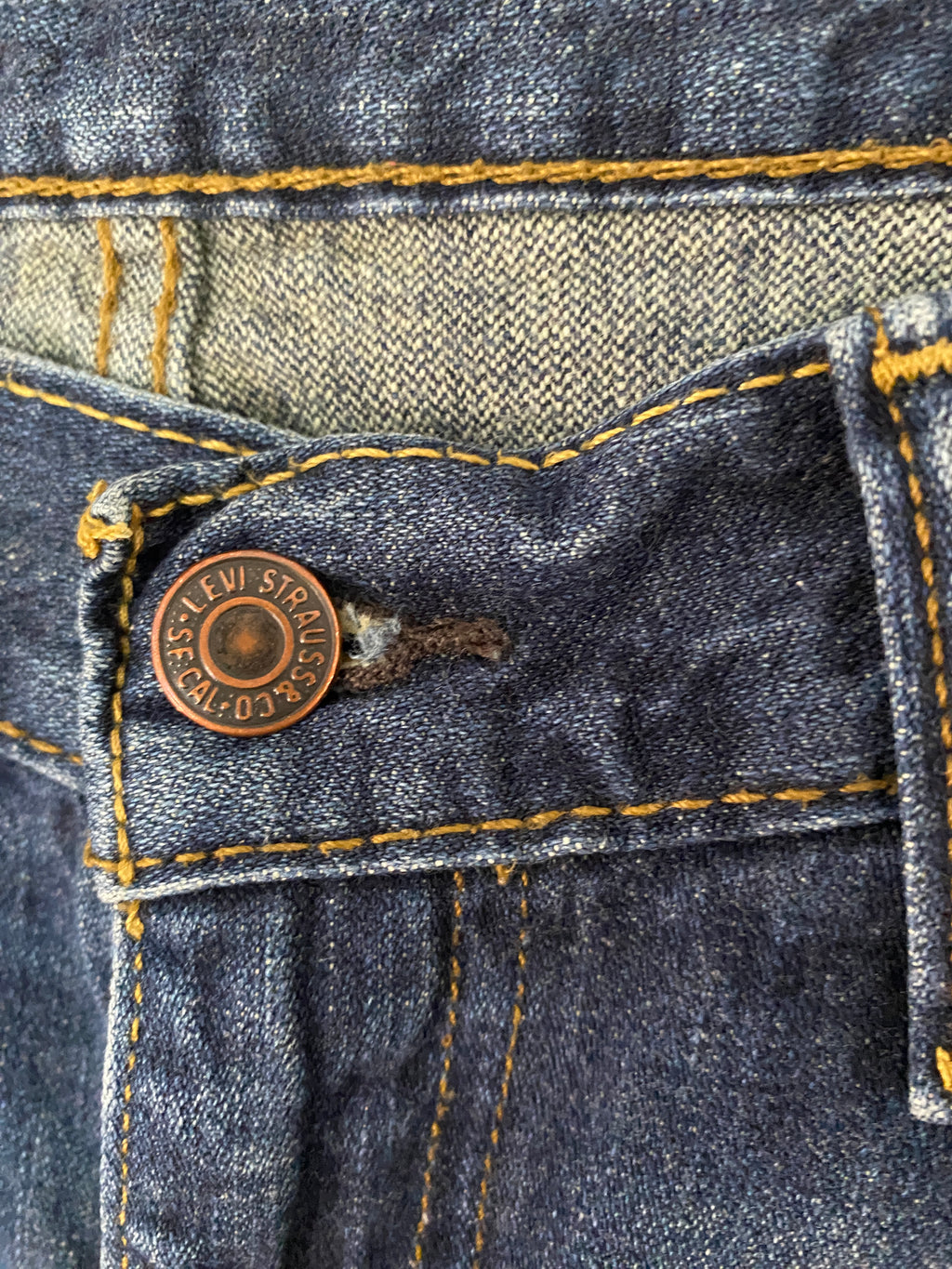 Jean Levi's 514 coupe droite – détail bouton de fermeture vue de face – W35 L32 – seconde main