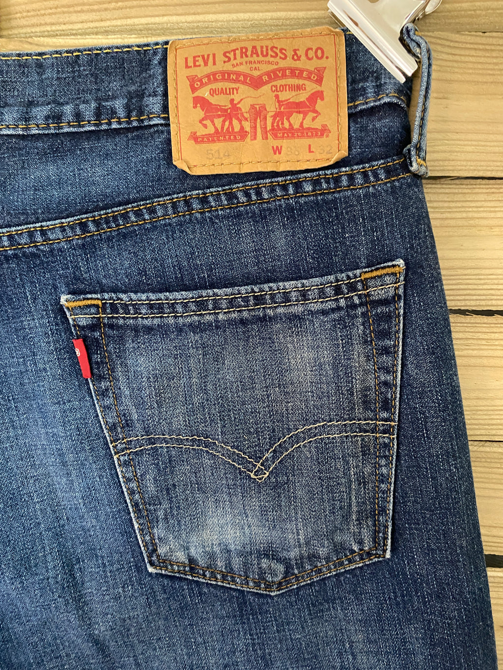 Jean Levi's 514 coupe droite – détail patch red tab et poche arrière vue de dos – W35 L32 – seconde main
