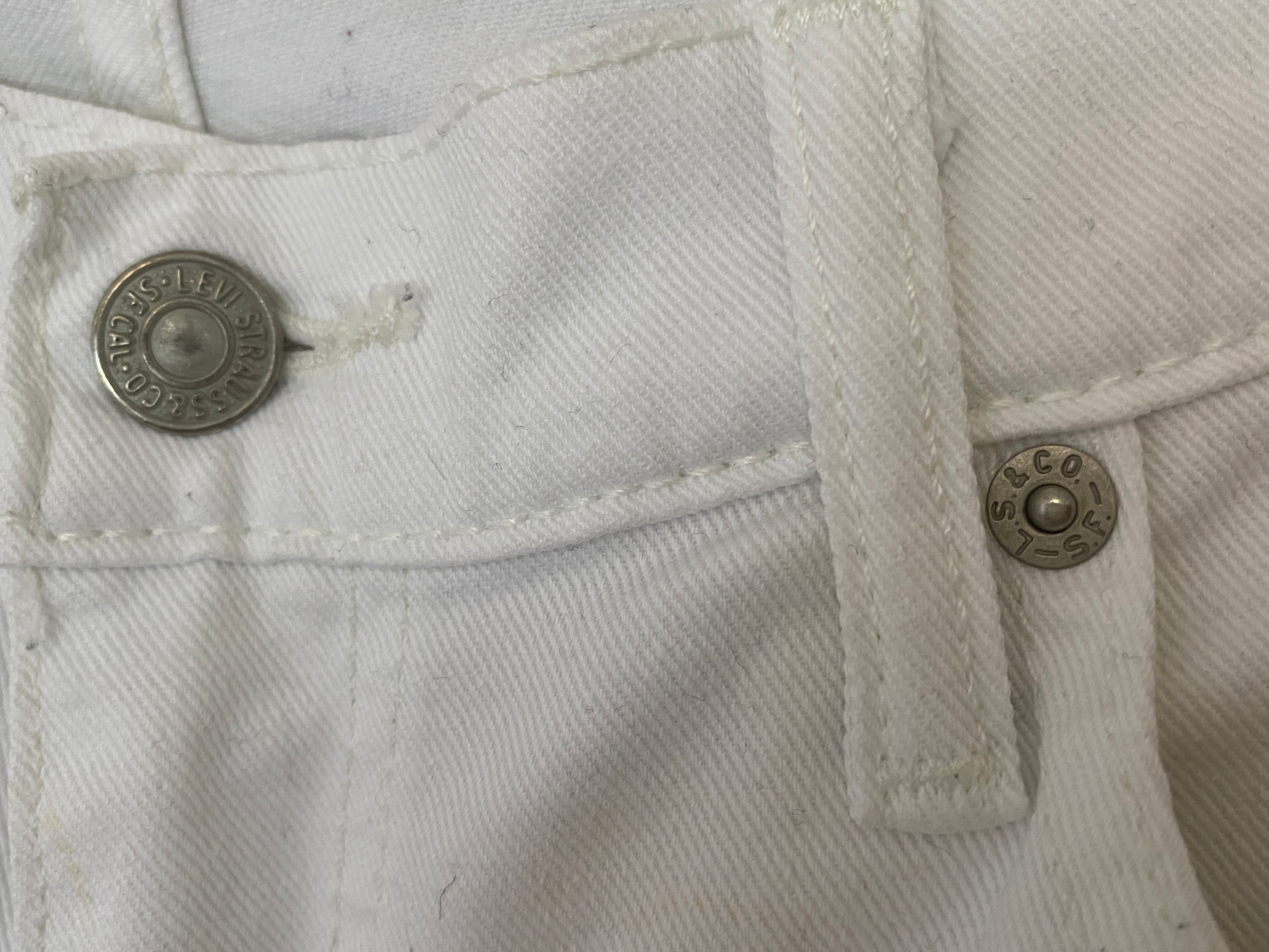 Jean Levi's 514 – détail bouton, rivet et passant face