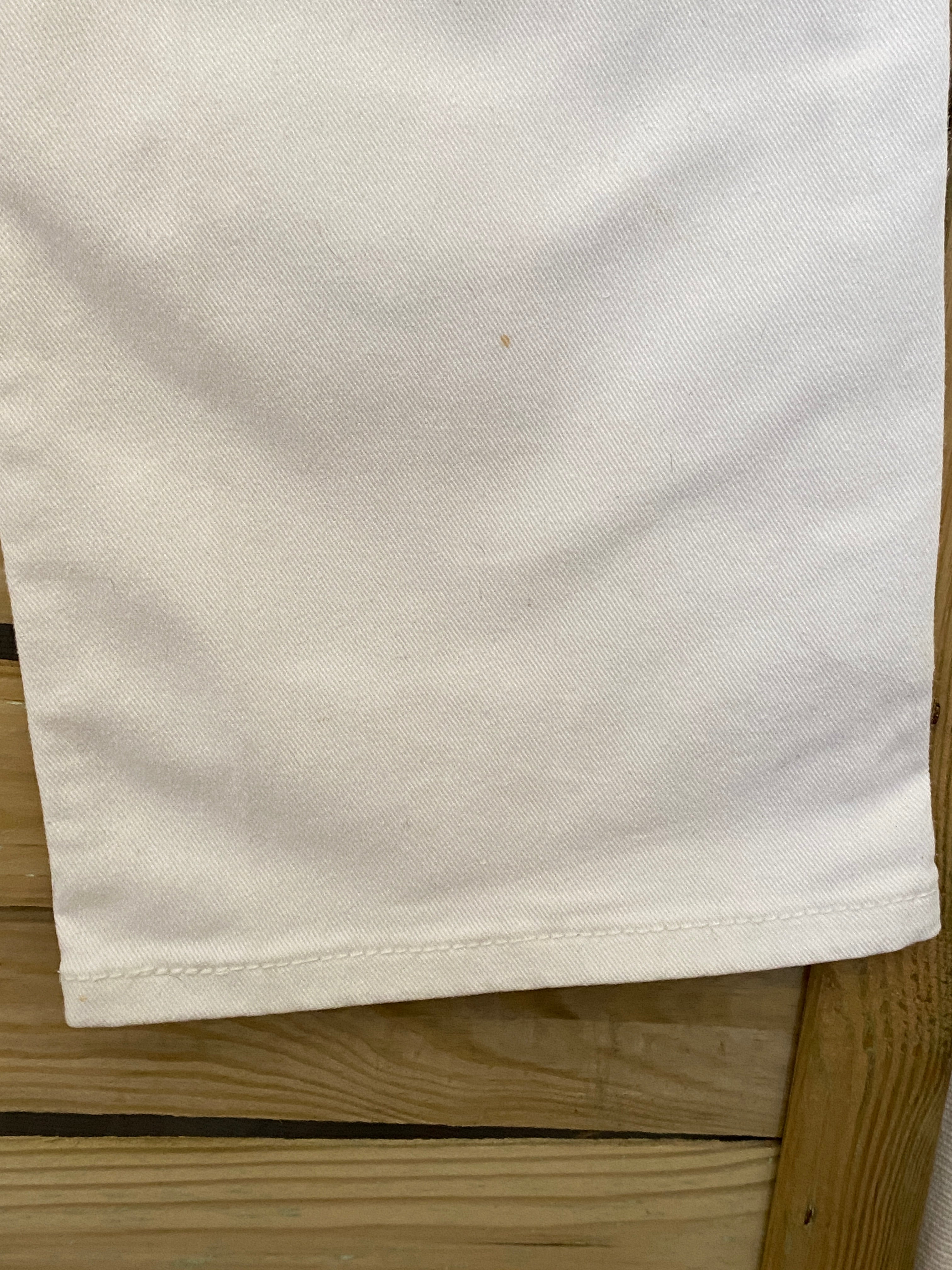 Jean Levi's 514 blanc écru – détail bas de jambe