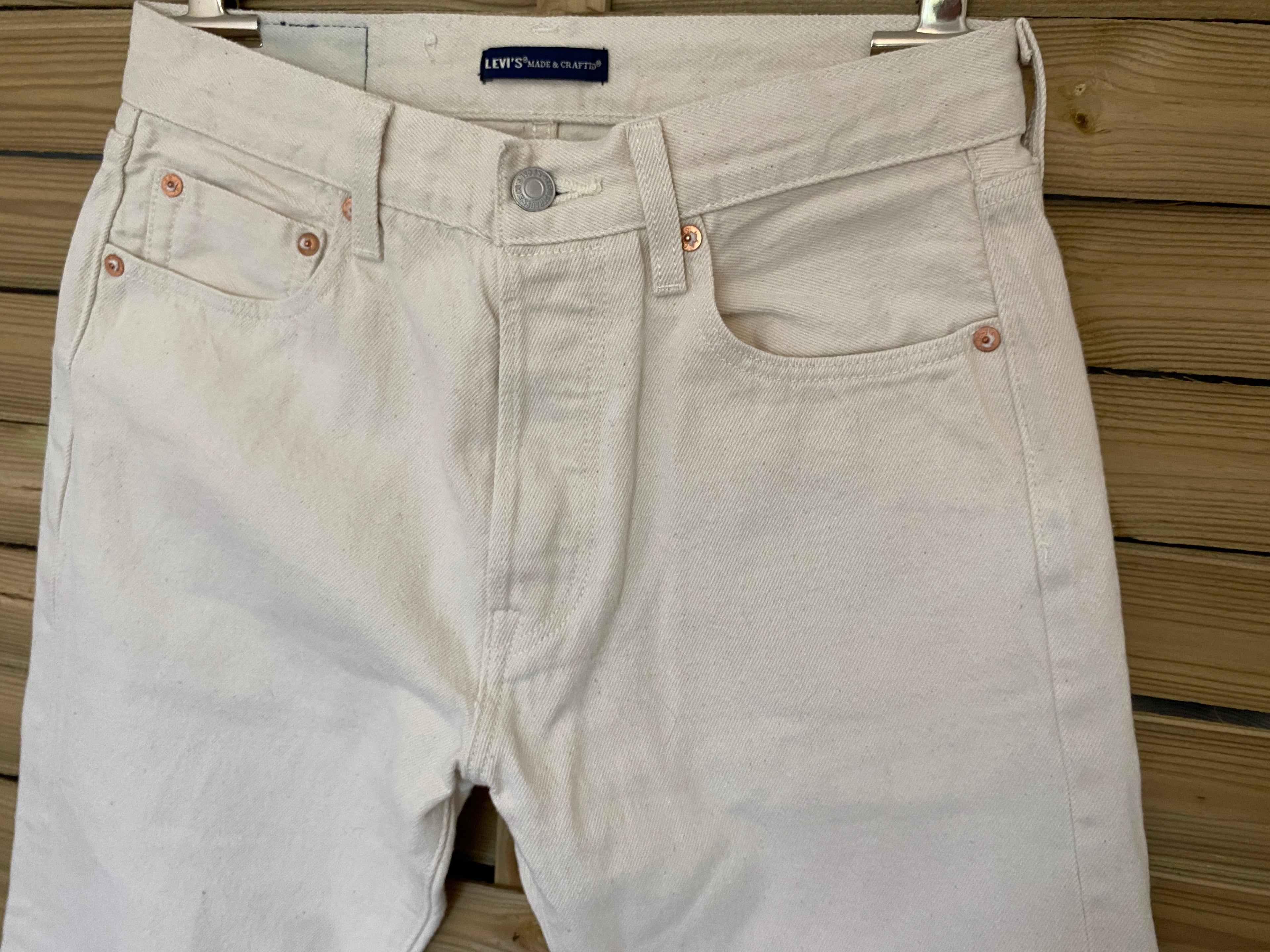 Jean Levi's 501 Made & Crafted – détail bassin vue de face – poches avant, passants, rivets cuivre rosé et bouton de fermeture – W32 L32 – seconde main