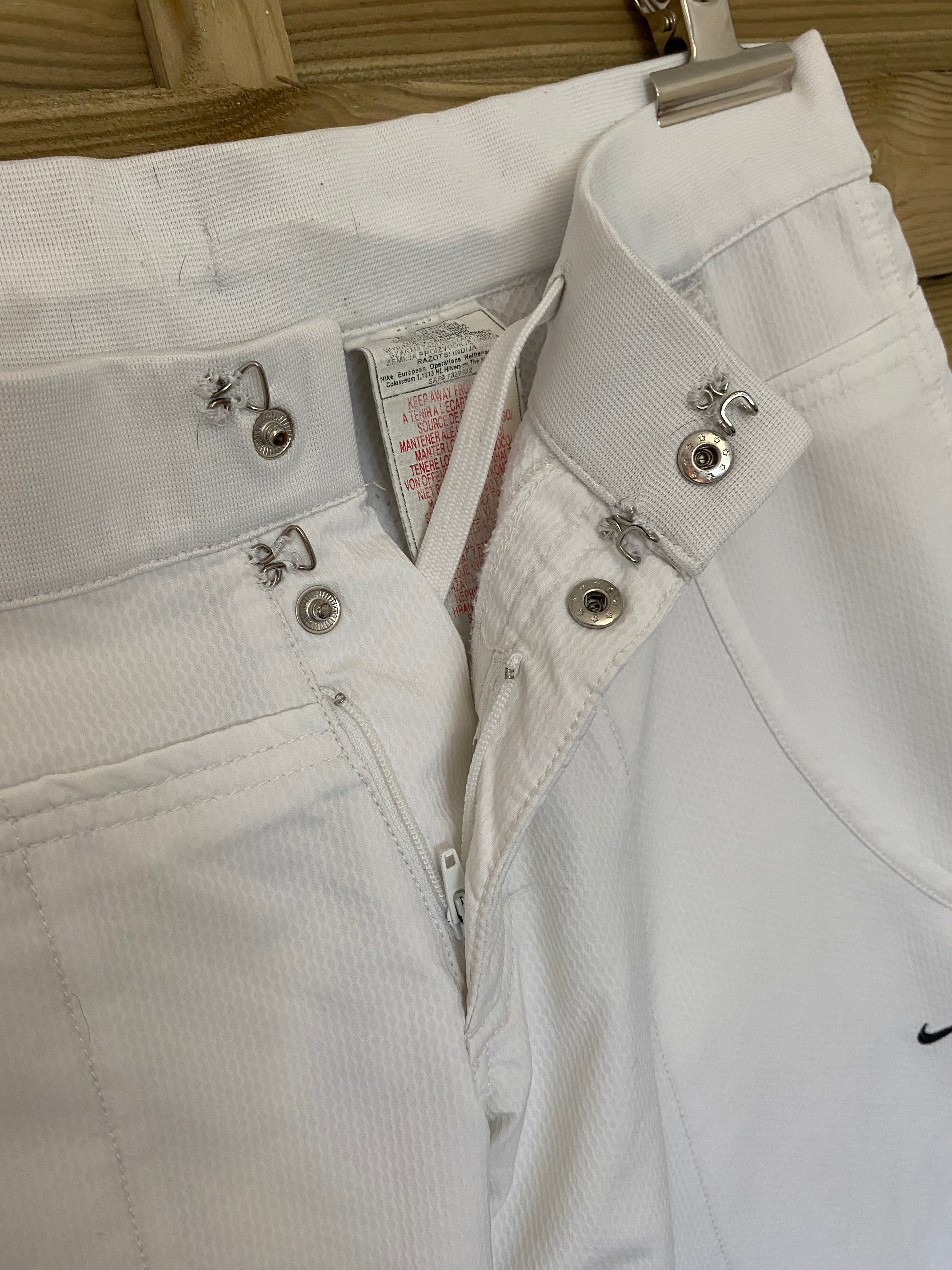 Pantalon Nike Sphere Dry – détail fermeture pression, zip et attaches
