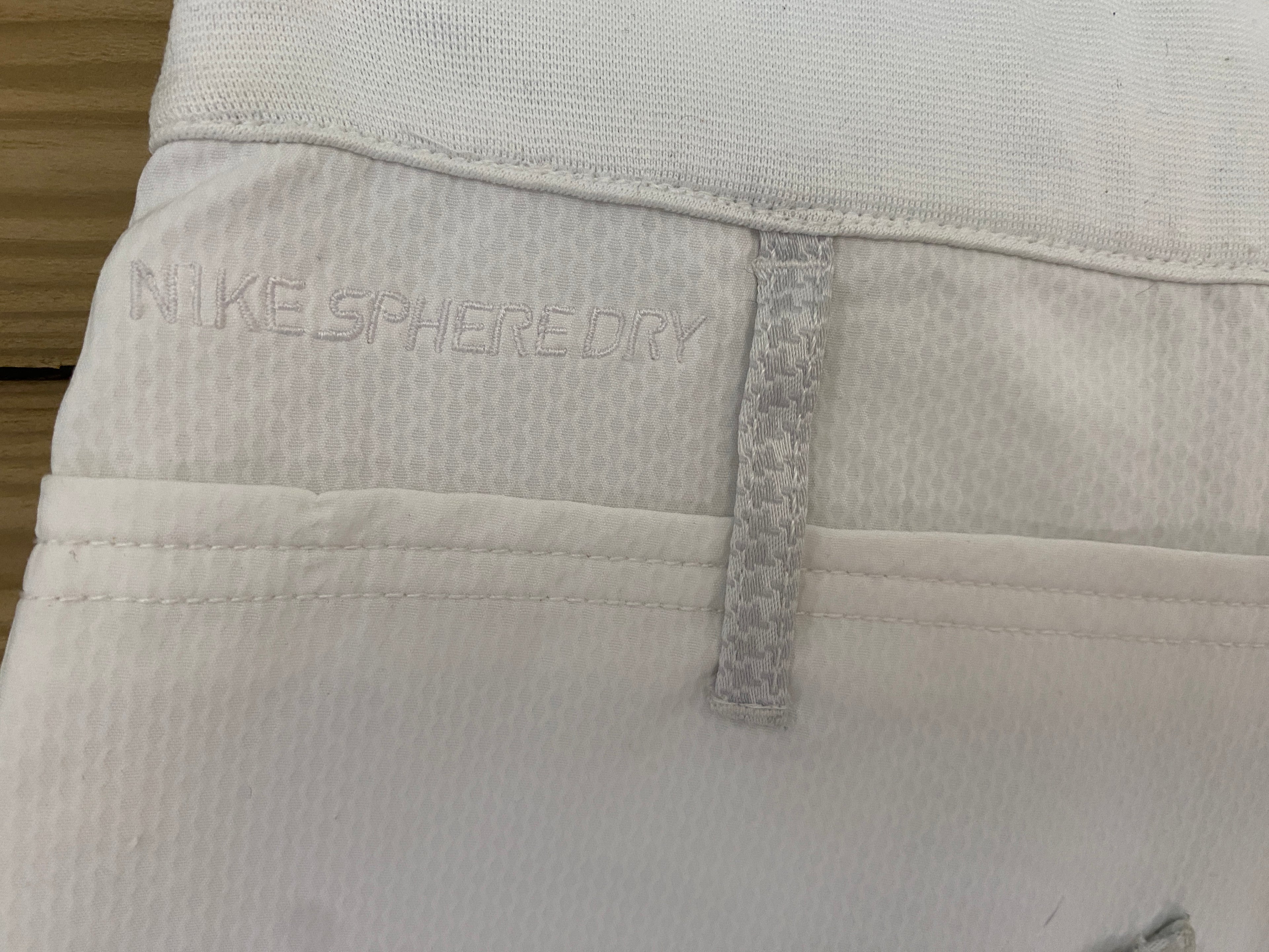Pantalon Nike Sphere Dry – détail passant arrière - détail broderie modèle