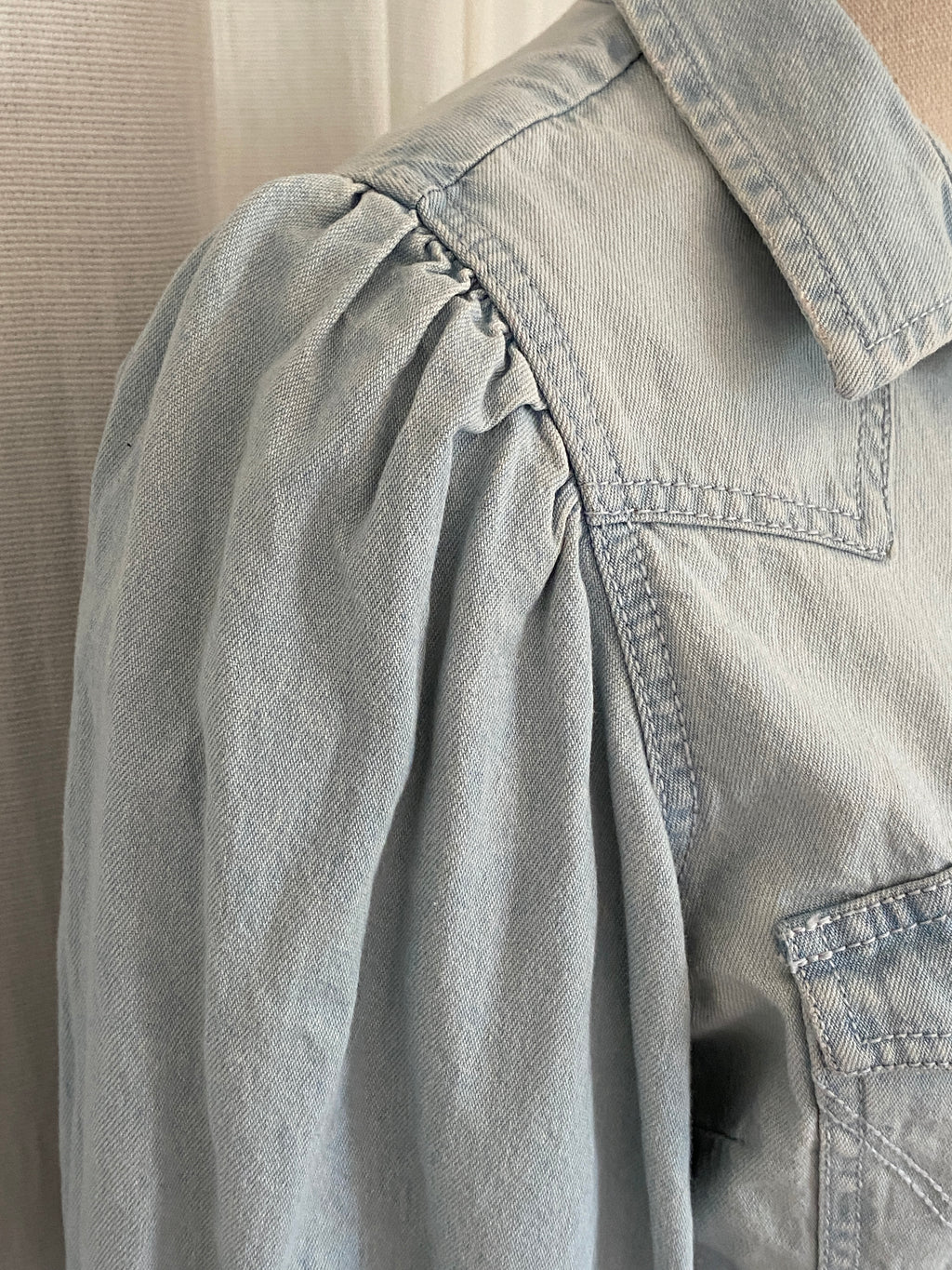 Chemise en jean Wrangler Retro seconde main T.M – détail fronces épaule vue 3/4 face