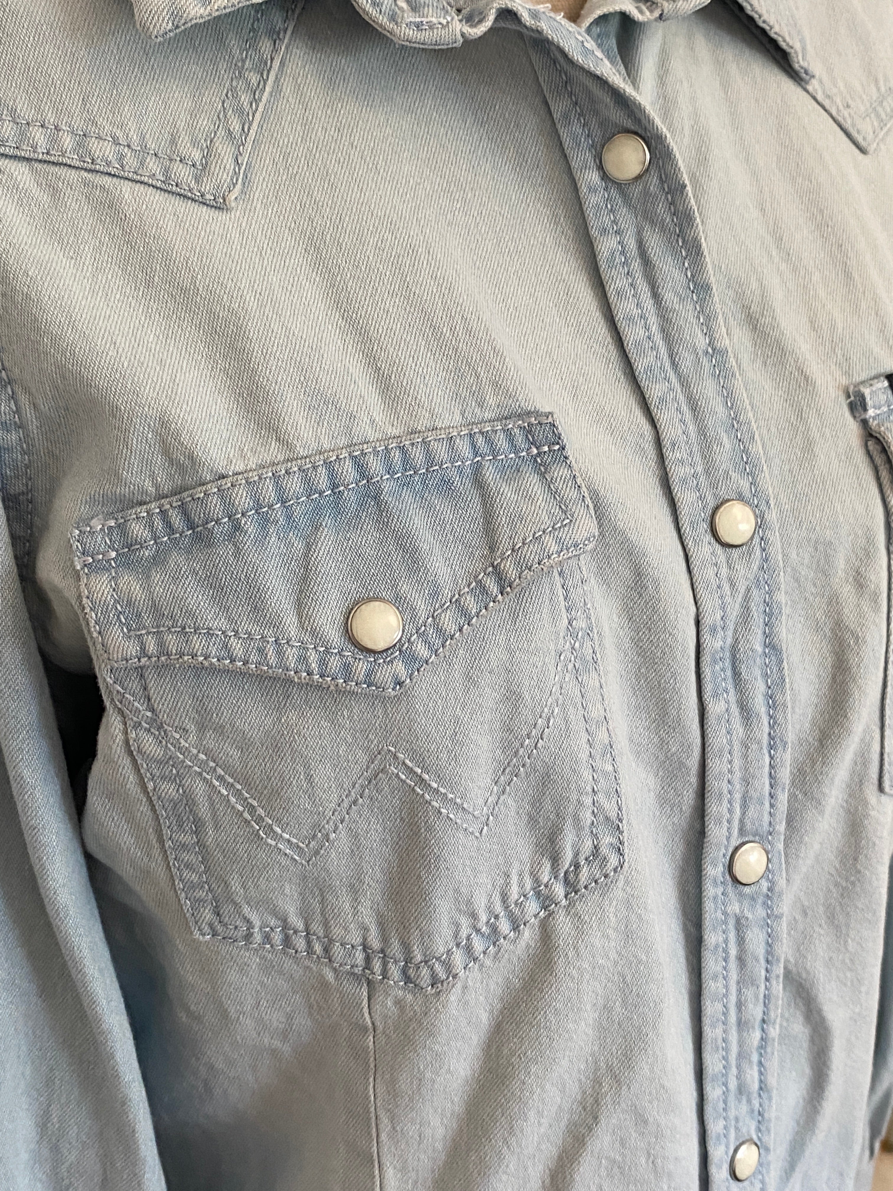 Chemise en jean Wrangler Retro seconde main T.M – détail poche poitrine et pressions nacre