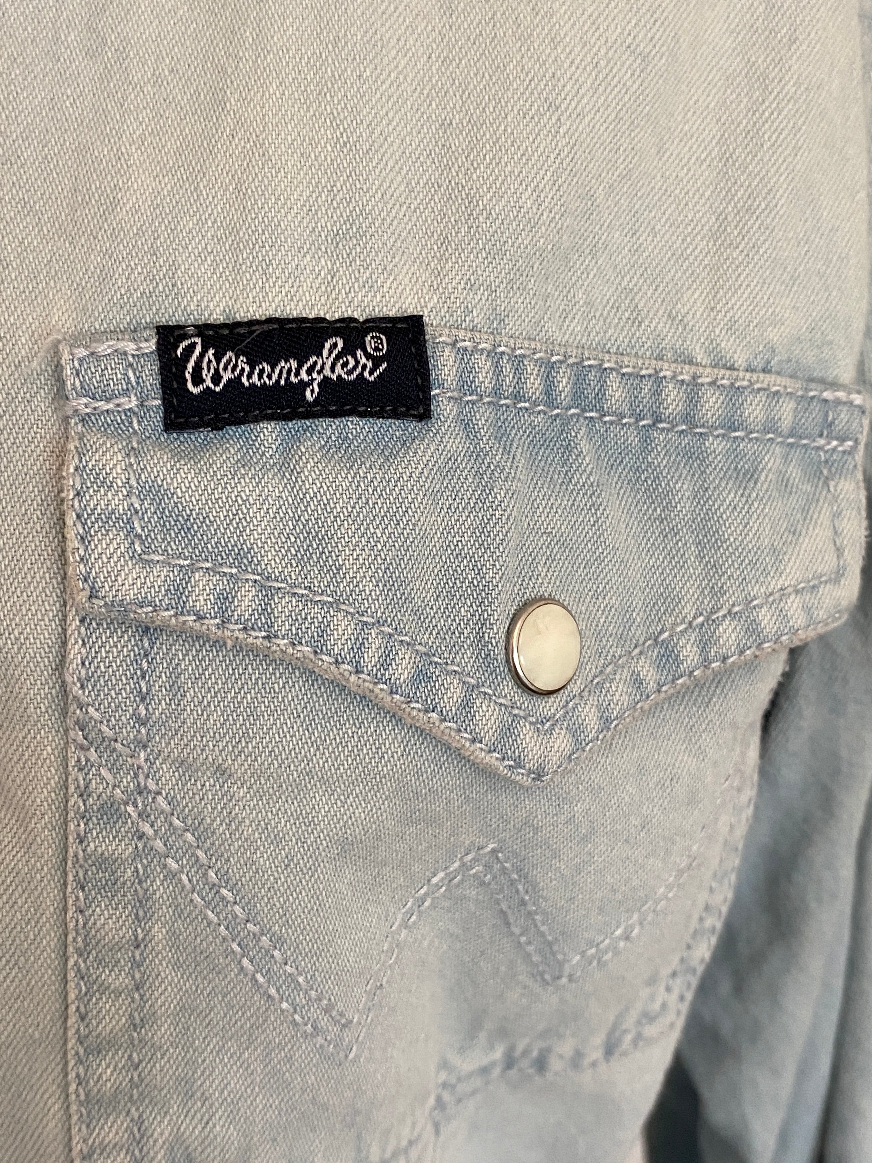 Chemise en jean Wrangler Retro seconde main T.M – wrangler tab poche poitrine vue de face