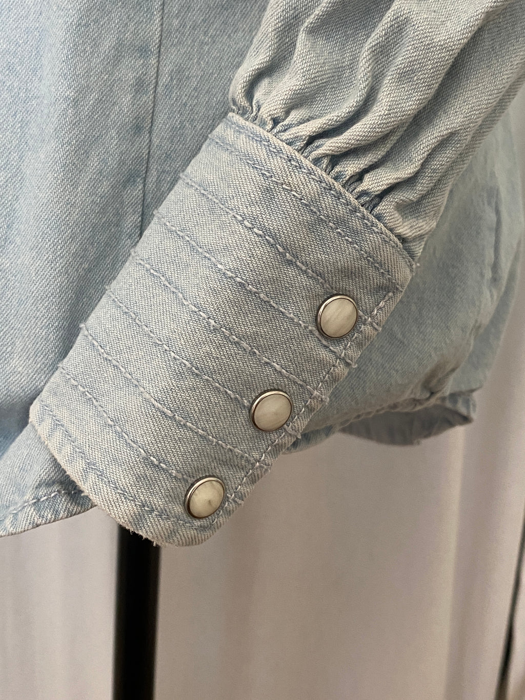 Chemise en jean Wrangler Retro seconde main T.M – détail broderie manche et pression nacre
