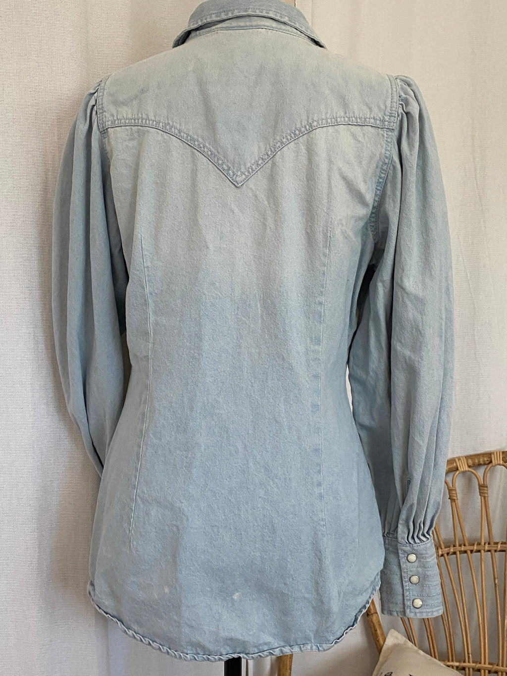 Chemise en jean Wrangler Retro femme seconde main T.M – vue intégrale de dos