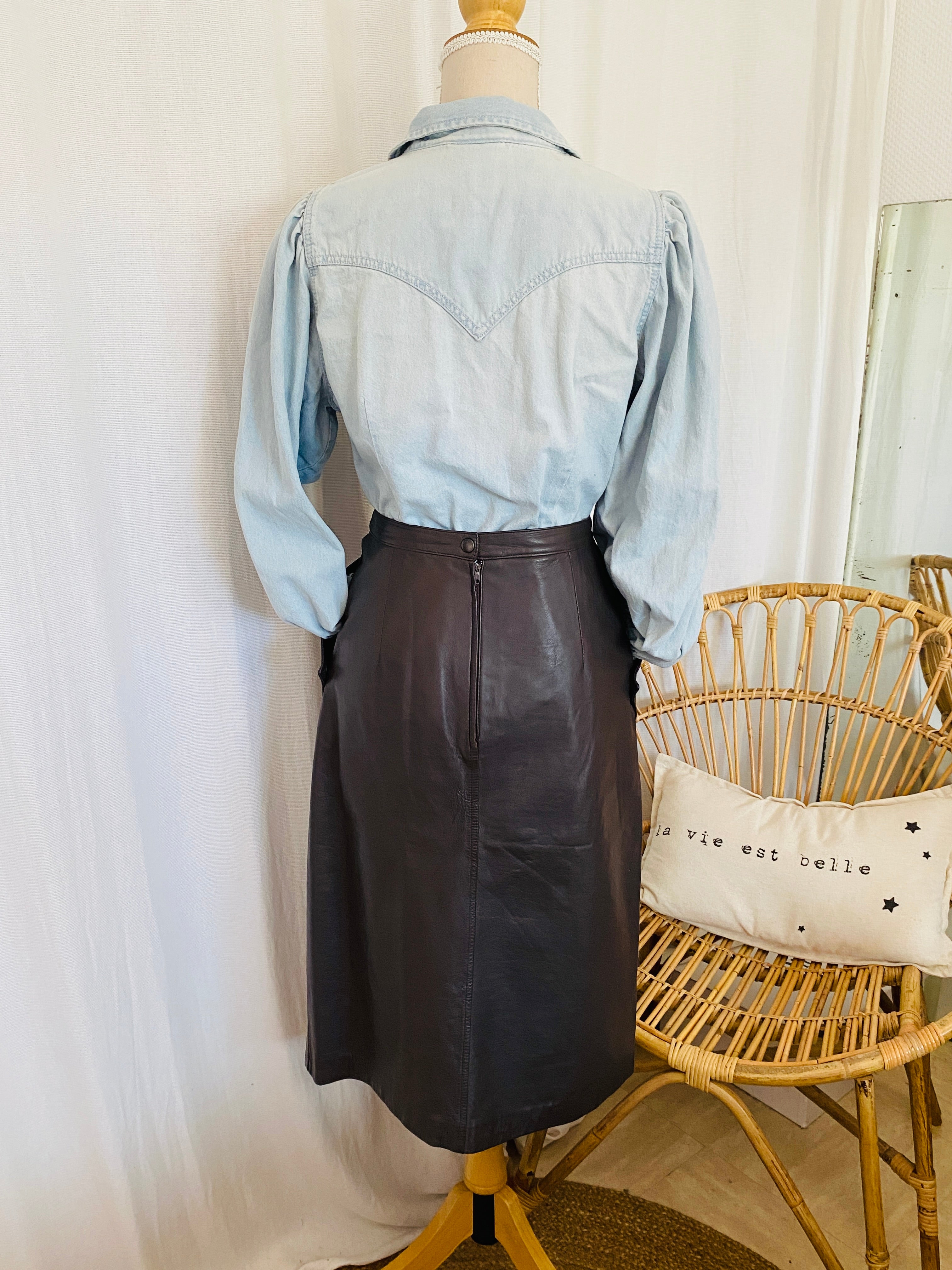 Chemise en jean Wrangler Retro femme seconde main T.M – vue portée de dos avec jupe en cuir styling inspiration