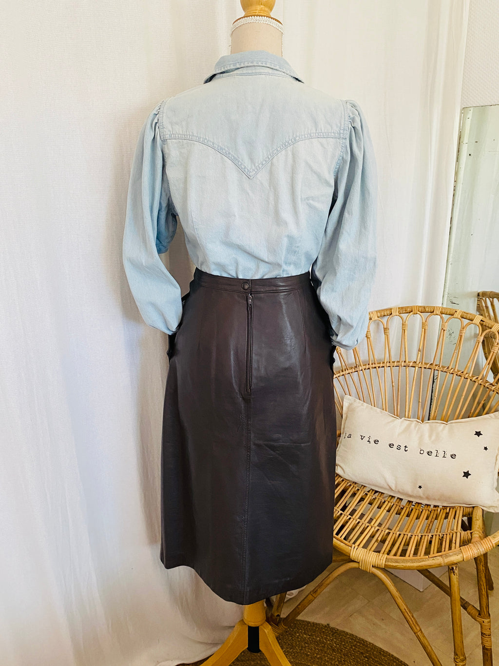 Jupe en cuir véritable vintage 80's marron glacé T.38 seconde main – vue de dos portée avec chemise en jean bleu ciel styling inspiration