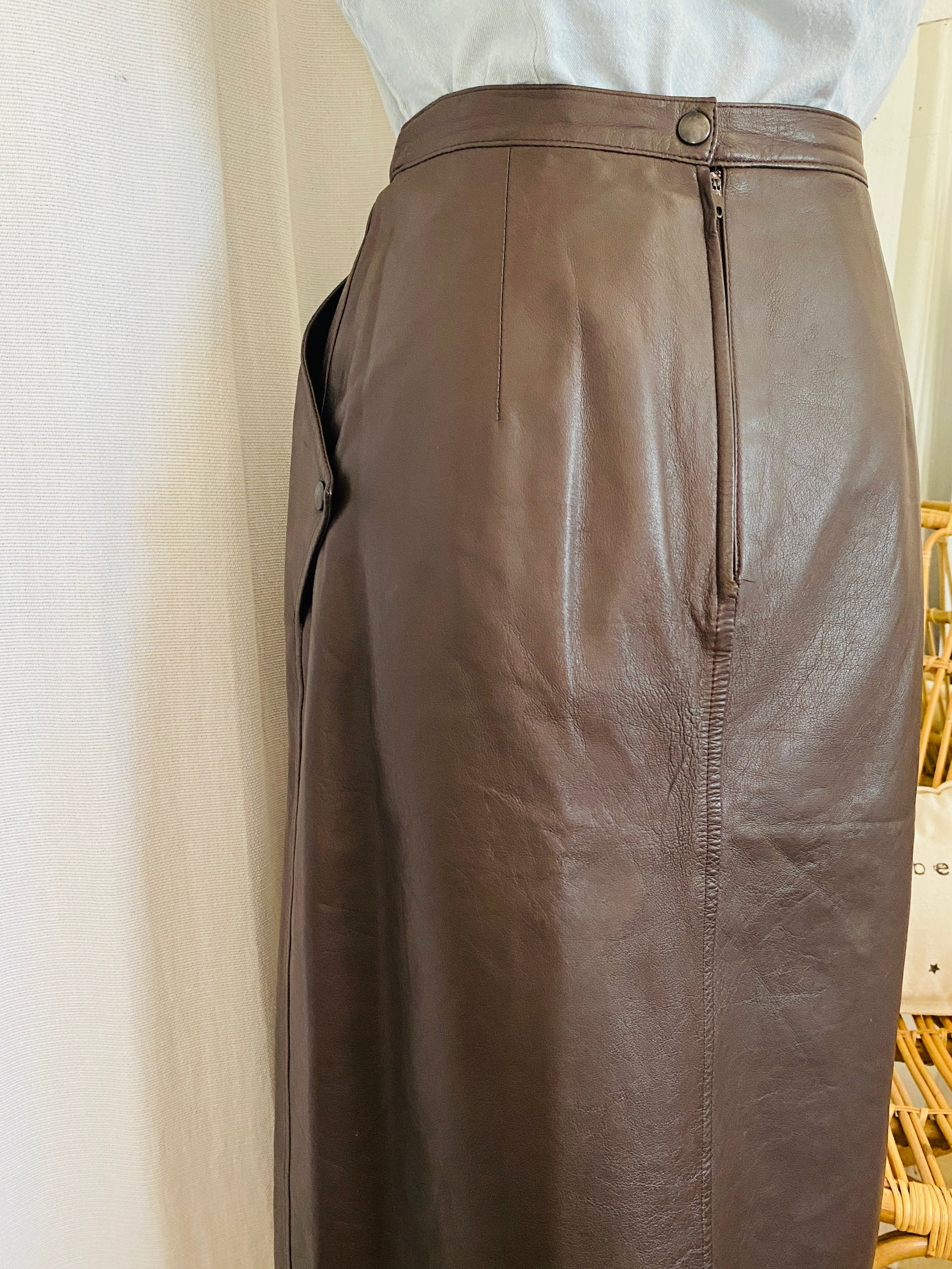 Jupe en cuir véritable vintage 80's marron glacé T.38 seconde main – vue intégrale de dos