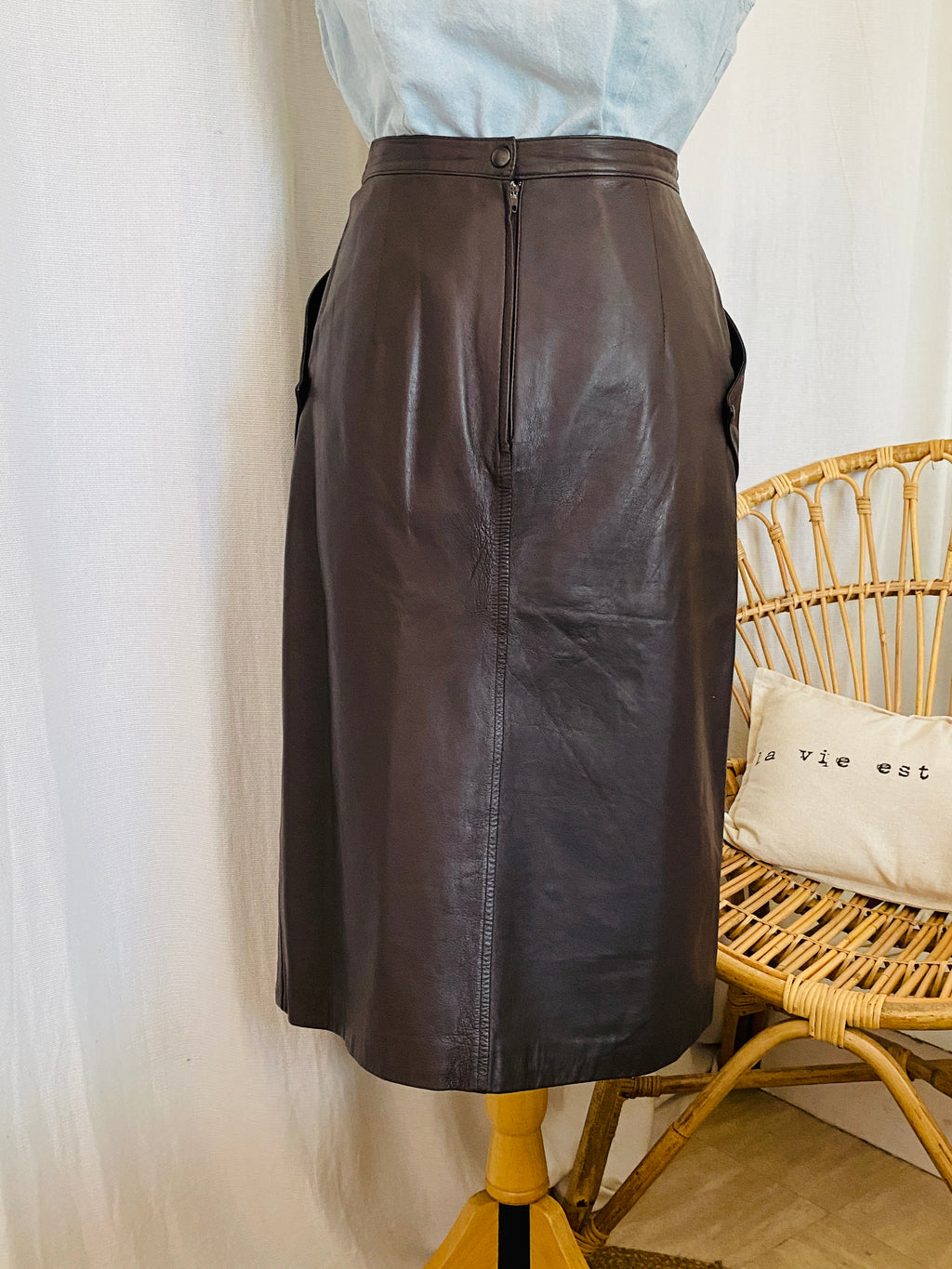 Jupe en cuir véritable vintage 80's marron glacé T.38 seconde main – vue intégrale de dos autre angle