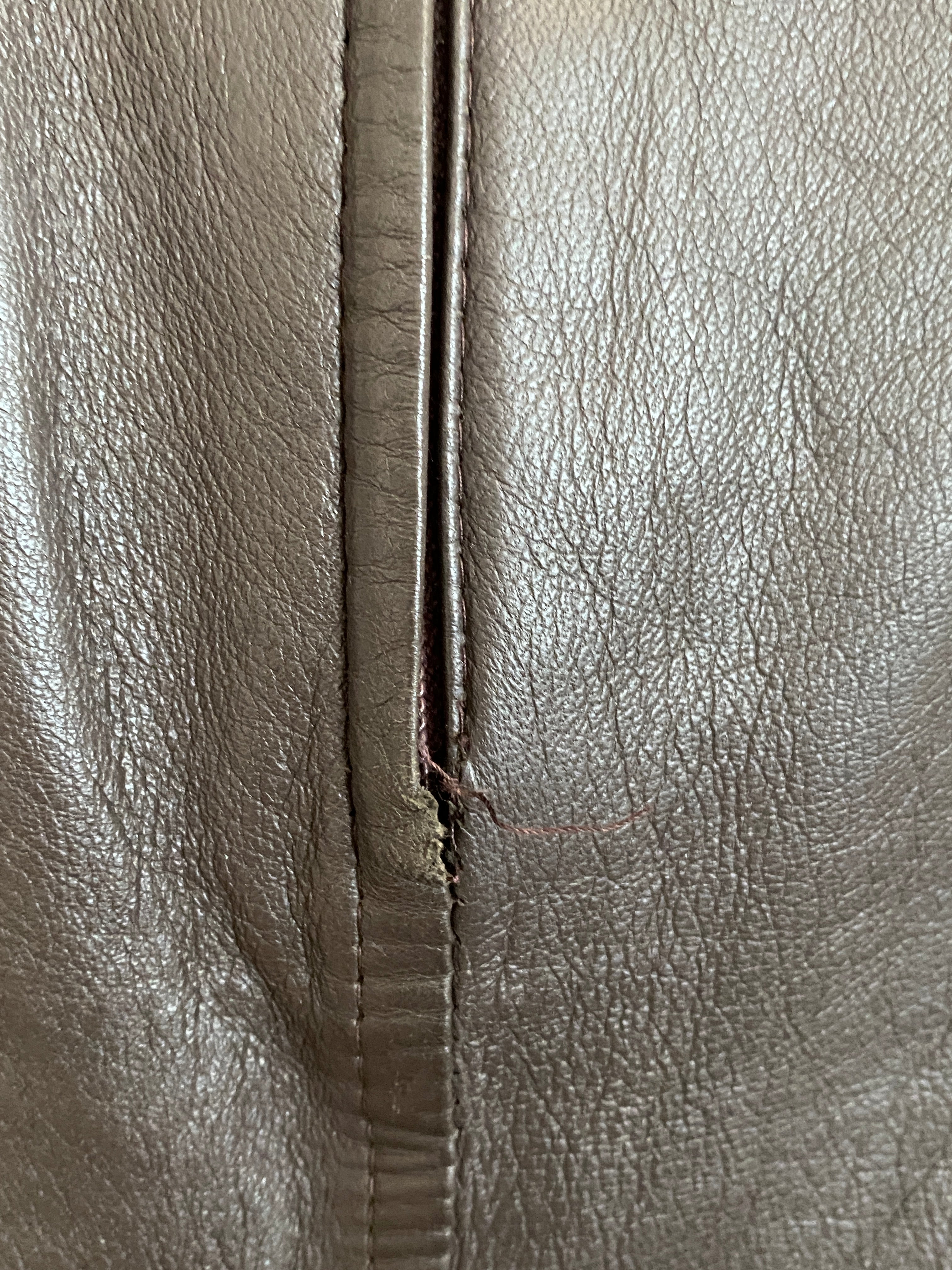 Jupe en cuir vintage 80's seconde main T.38 – détail fermeture éclair dos et cuir abîmé (défaut)