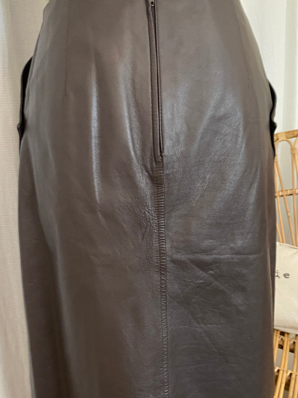 Jupe en cuir véritable vintage 80's marron glacé T.38 seconde main – vue de dos angle différent