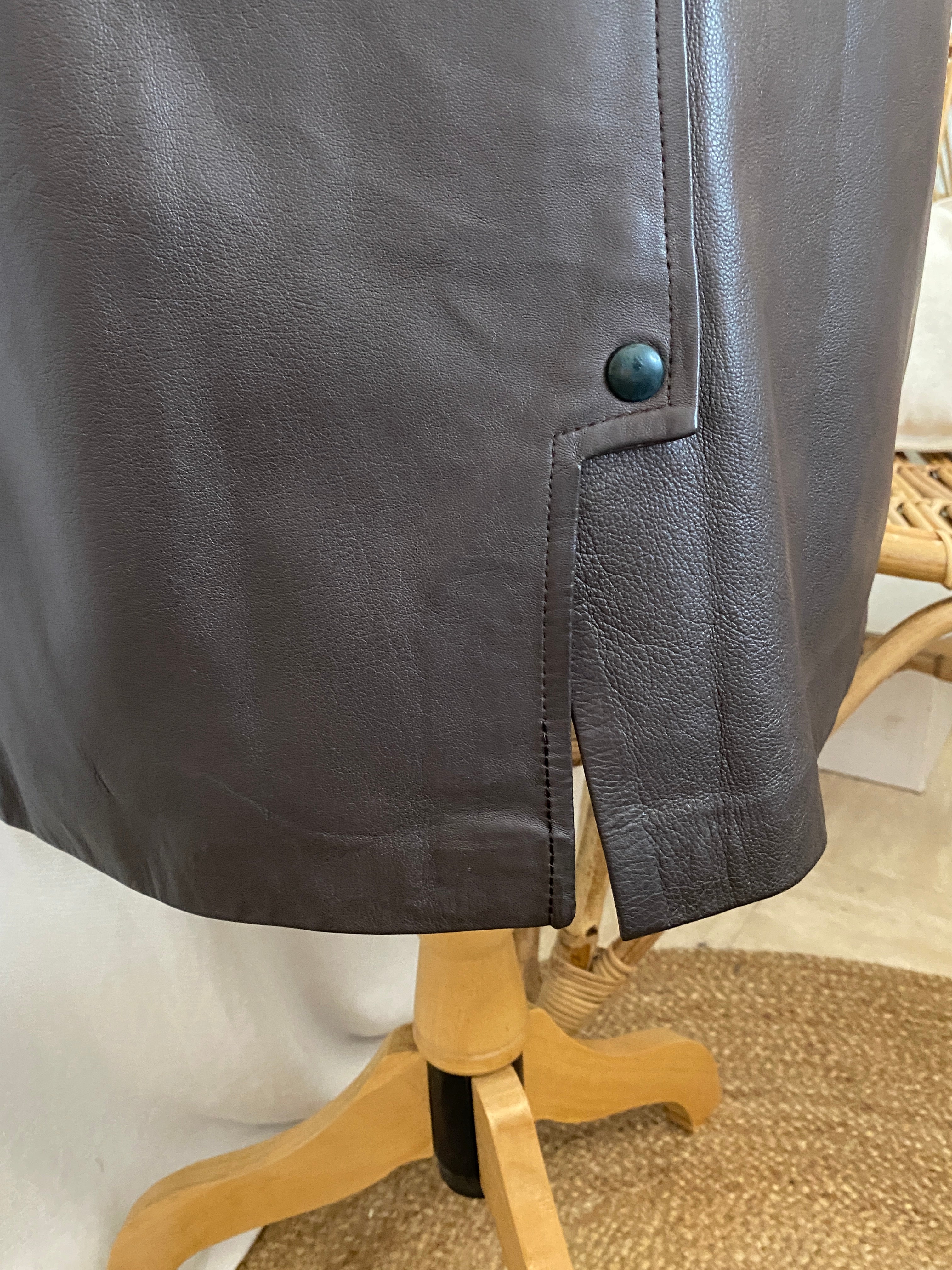 Jupe en cuir vintage 80's seconde main T.38 – détail fente avant et pression noire