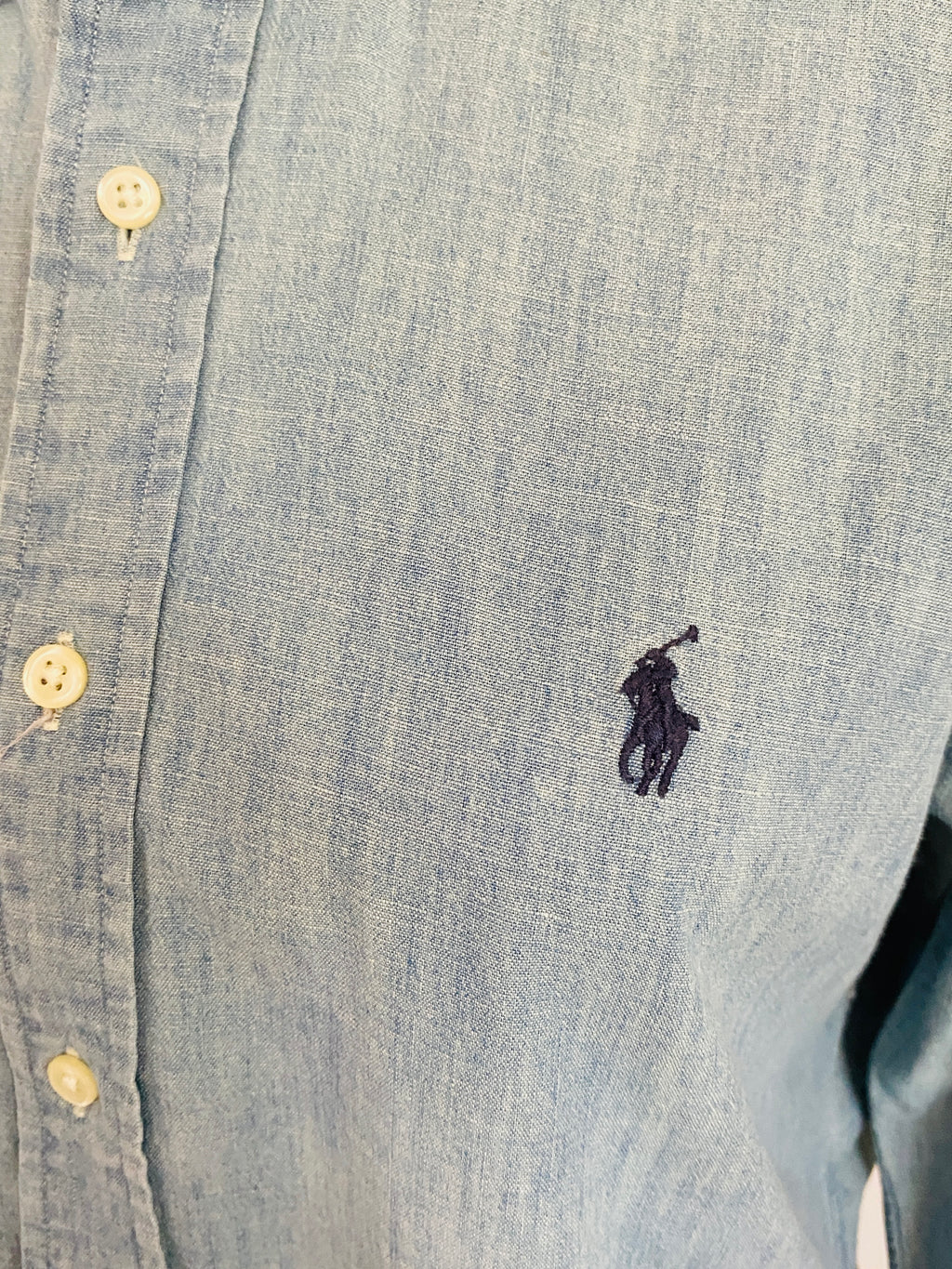 Chemise Ralph Lauren chambray bleu ciel seconde main – détail logo Polo brodé poitrine
