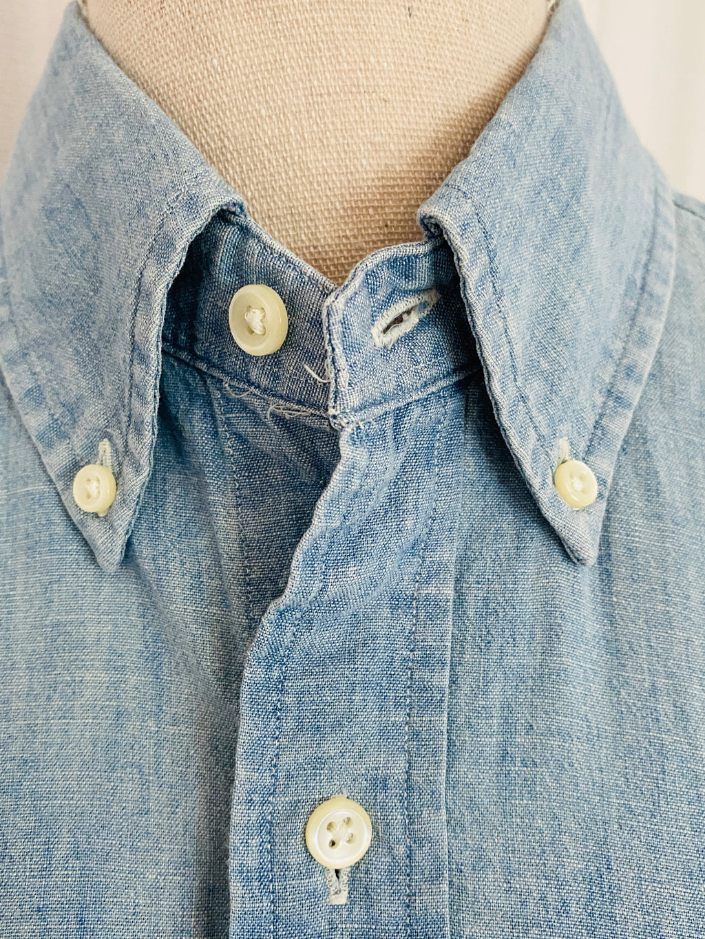 Chemise Ralph Lauren chambray bleu ciel seconde main – détail col button-down et boutons nacre