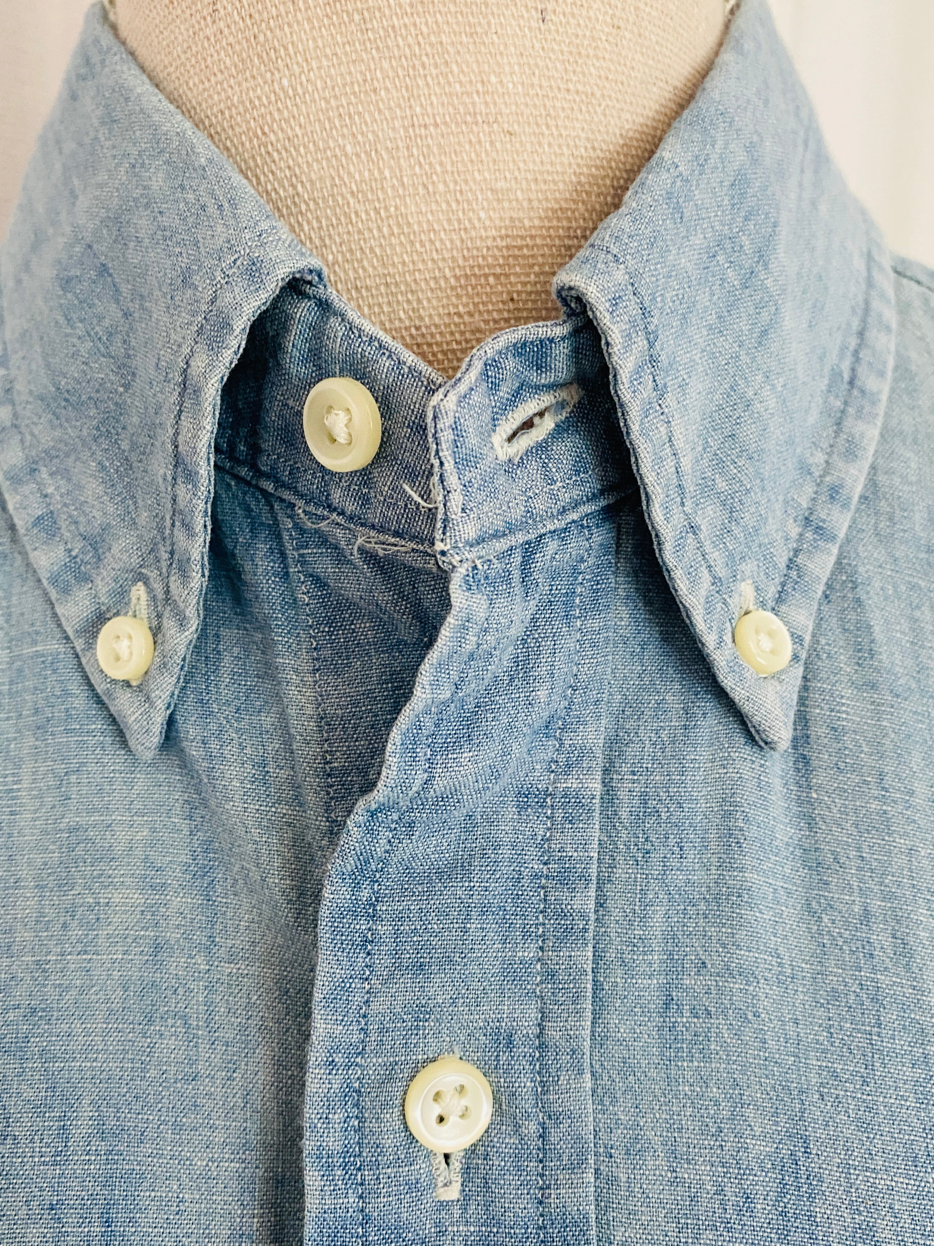 Chemise Ralph Lauren chambray bleu ciel seconde main – détail col button-down et boutons nacre