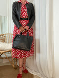 Robe chemise rouge à imprimé feuilles Pin Up The Riot – vue intégrale de face portée avec veste courte en cuir noire, ceinture noire, sac à main noir et salomées rouges – inspiration styling – seconde main