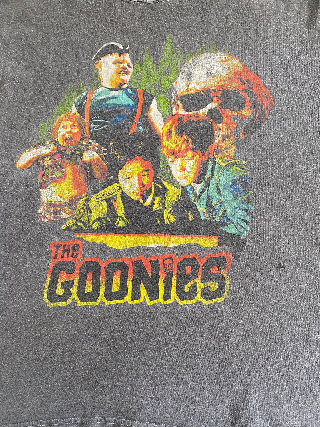 T-shirt vintage The Goonies seconde main – vue de face focus flocage multicolore