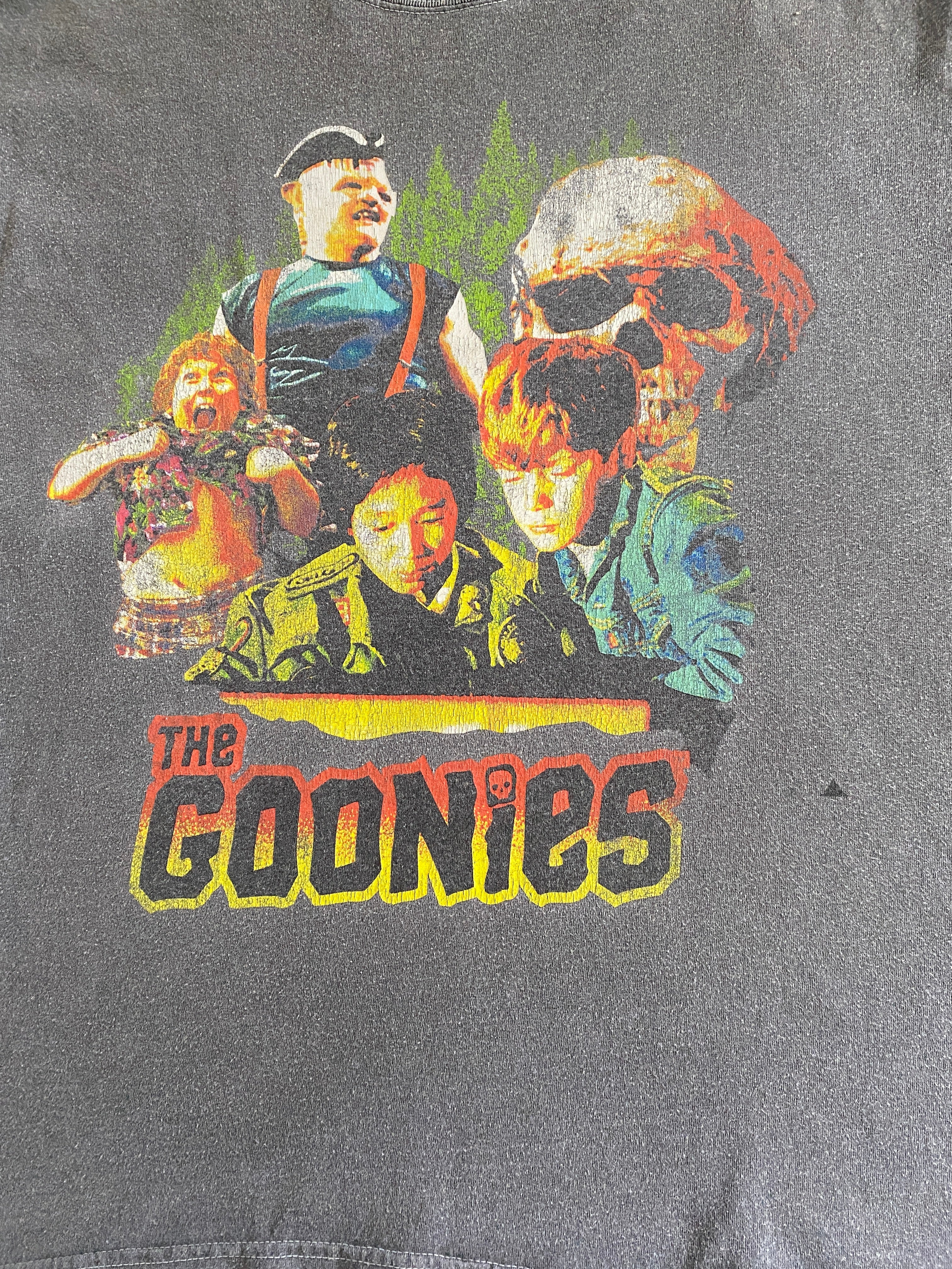 T-shirt vintage The Goonies seconde main – vue de face focus flocage multicolore