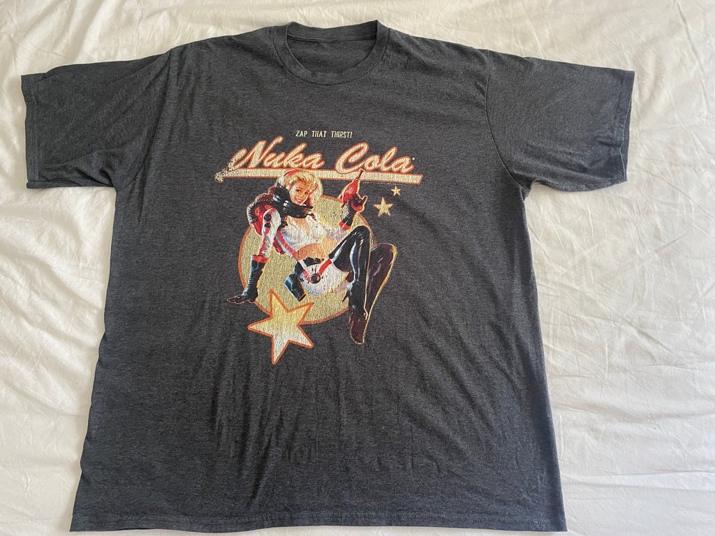 T-shirt Fallout Nuka-Cola gris anthracite – vue de face intégrale, flocage pin-up spatiale, taille XL