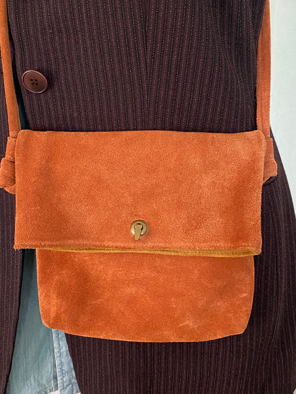 Sac bandoulière daim rouille seconde main – vue de face
