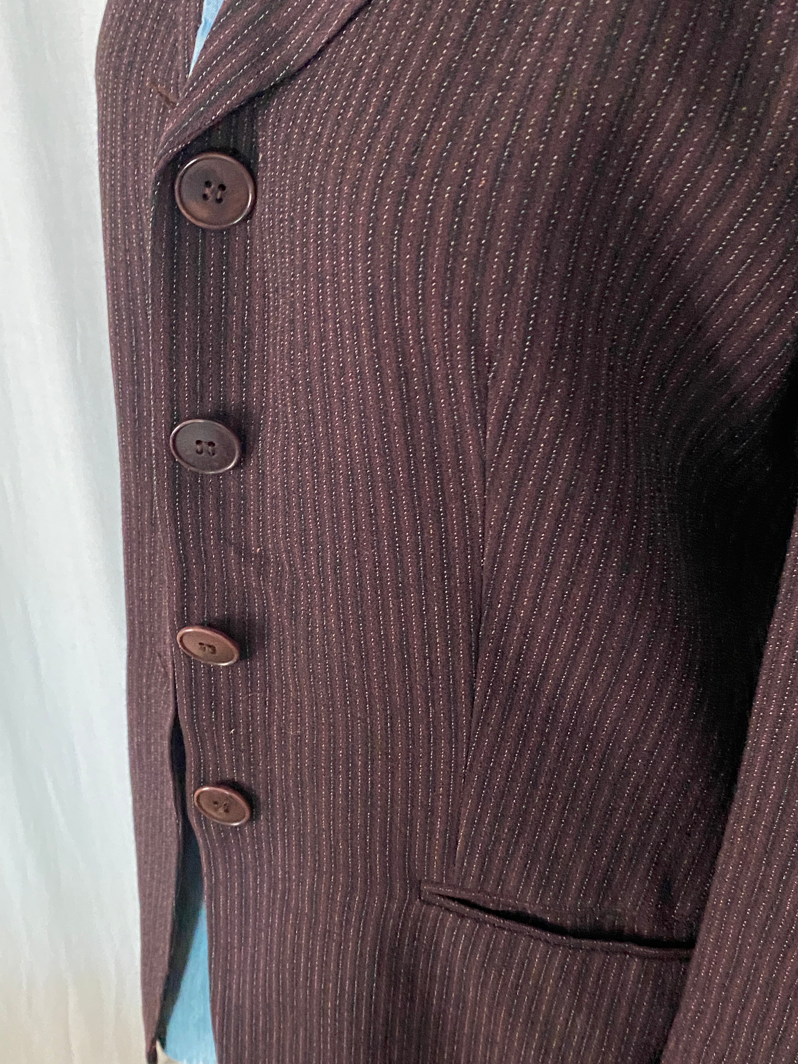 Blazer long Più & Più seconde main – détail boutons bordeaux vue de face
