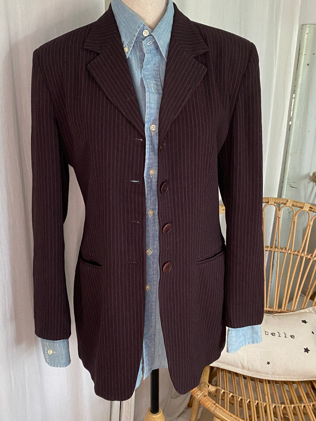 Blazer long Più & Più rayé bordeaux T.38-40 seconde main – vue de face porté sur chemise en jean