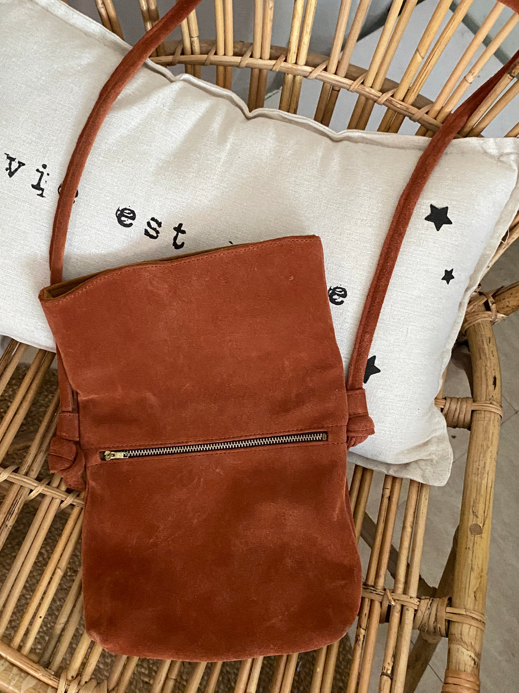 Sac bandoulière daim rouille seconde main – vue de dos forme entière dépliée (se porte plié en bandoulière)