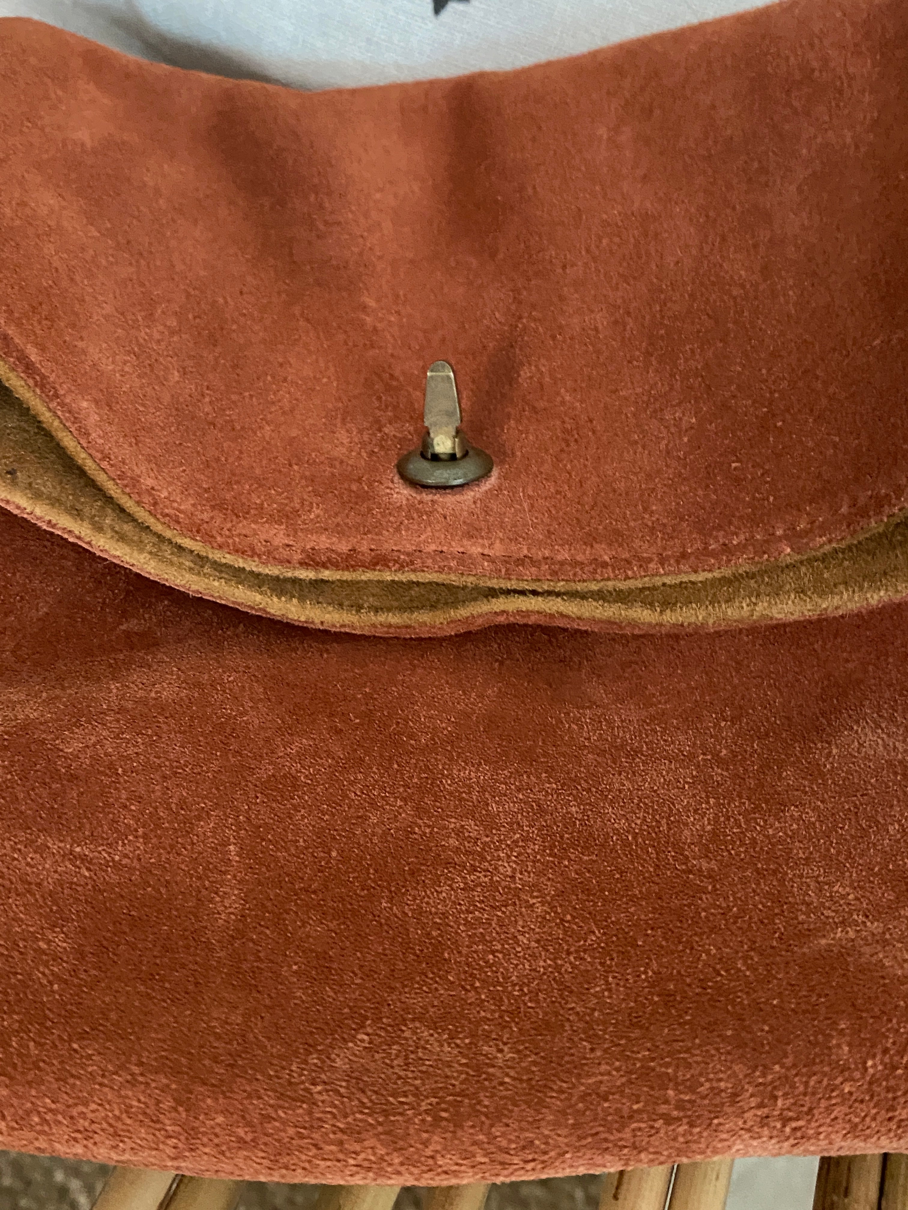 Sac bandoulière daim rouille seconde main – détail loquet métal ouvert