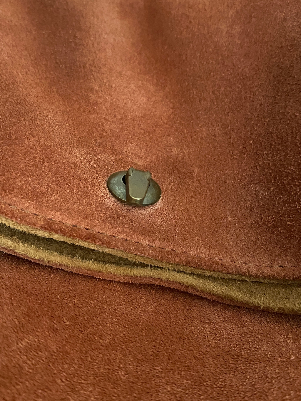 Sac bandoulière daim rouille seconde main – détail loquet métal fermé