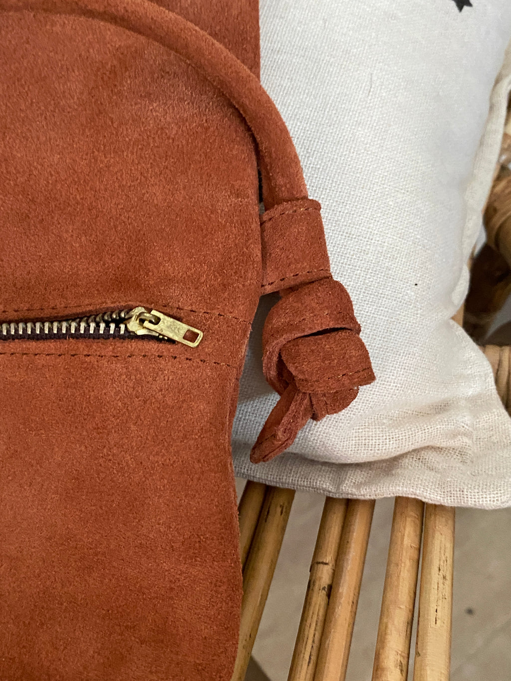 Sac bandoulière daim rouille seconde main – détail attache et nœud de bride