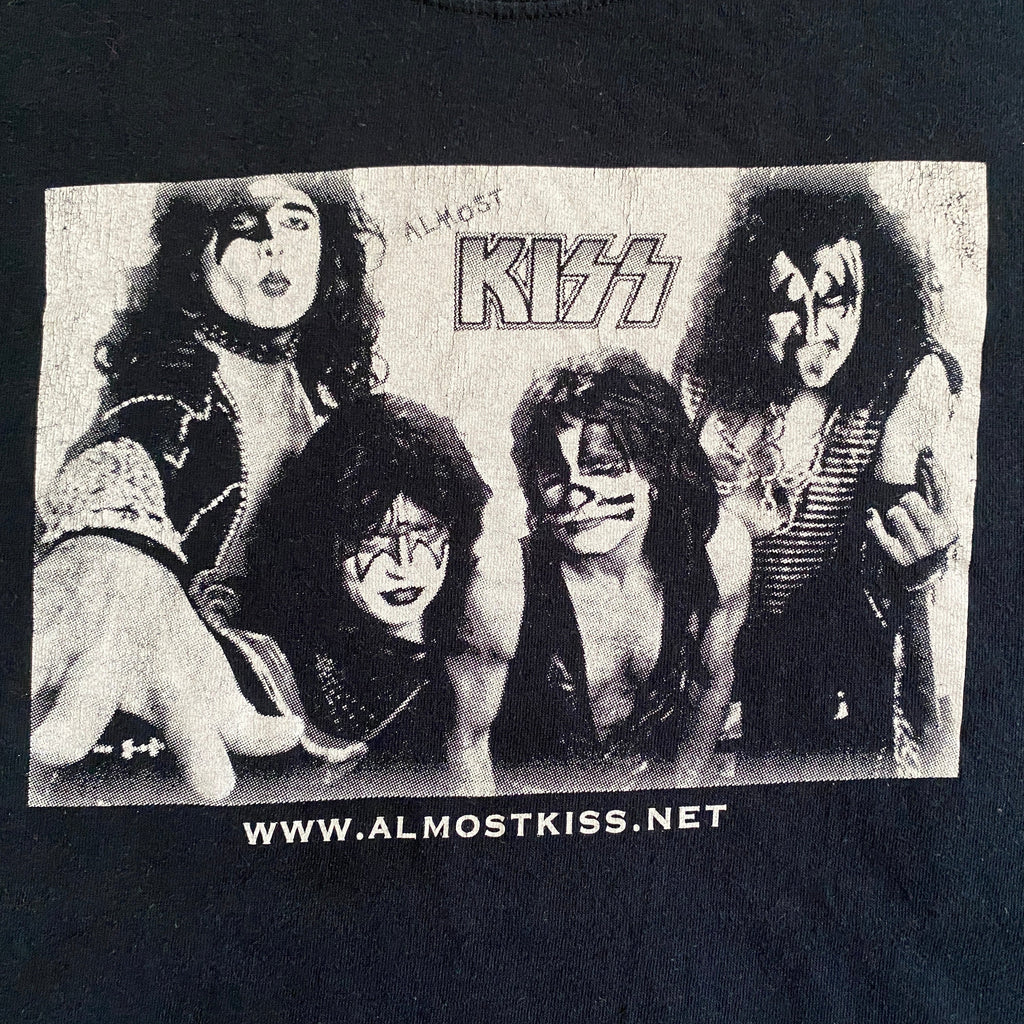 T-shirt fan art KISS Almost Kiss seconde main – détail flocage noir & blanc membres du groupe en maquillage scène