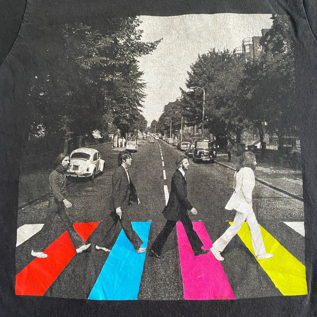 T-shirt officiel The Beatles seconde main – détail flocage Abbey Road membres traversant passage piéton bandes colorées rouge bleu rose jaune