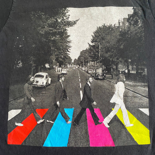 T-shirt officiel The Beatles seconde main – détail flocage Abbey Road membres traversant passage piéton bandes colorées rouge bleu rose jaune