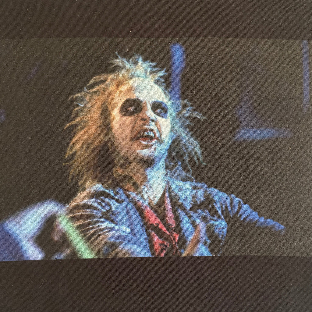 → T-shirt Beetlejuice Dumbgood – détail flocage face avant, photo de scène du personnage Beetlejuice en action